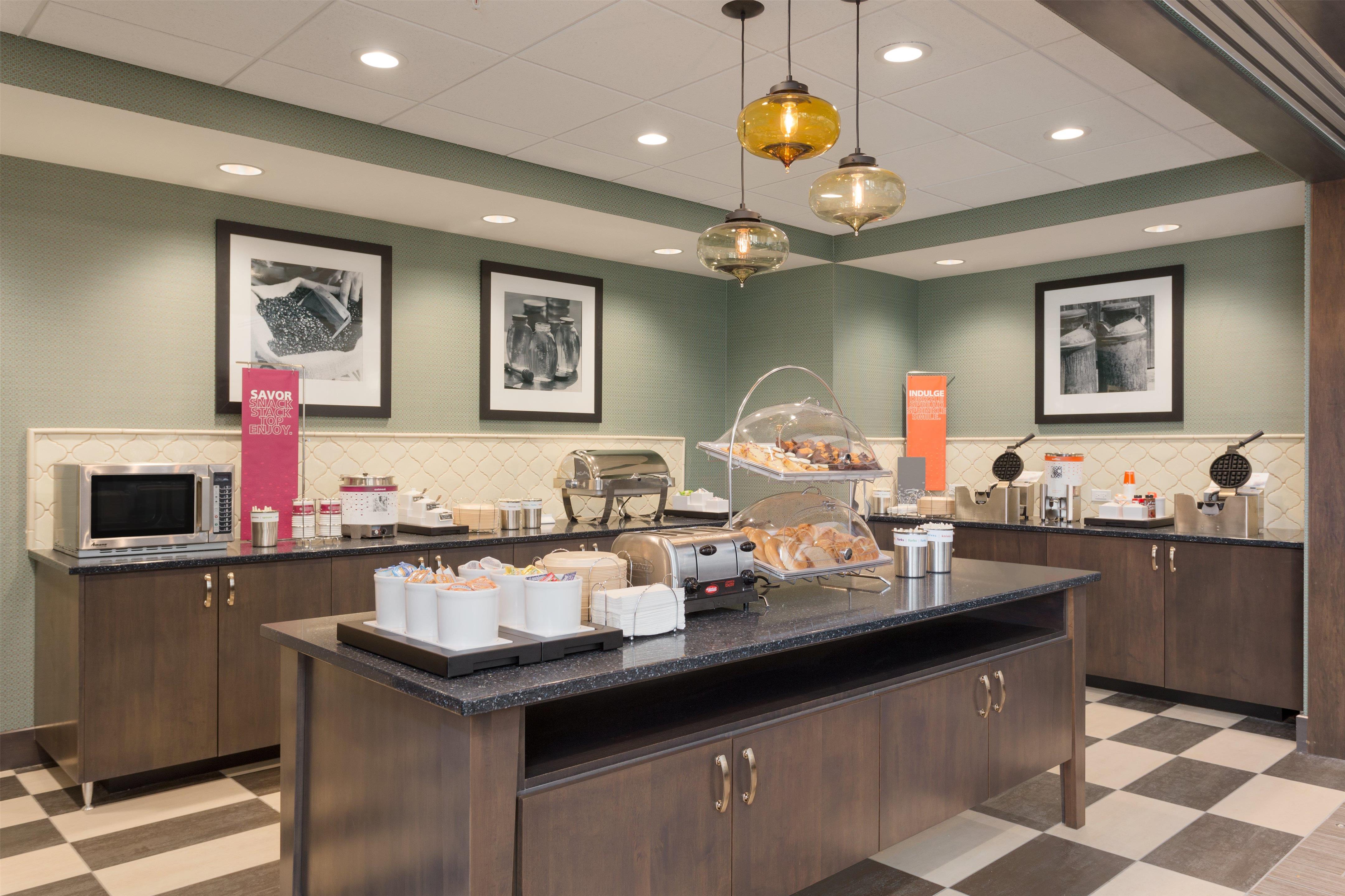Restaurant | Hampton Inn & Suites West Des Moines/SW Mall Area