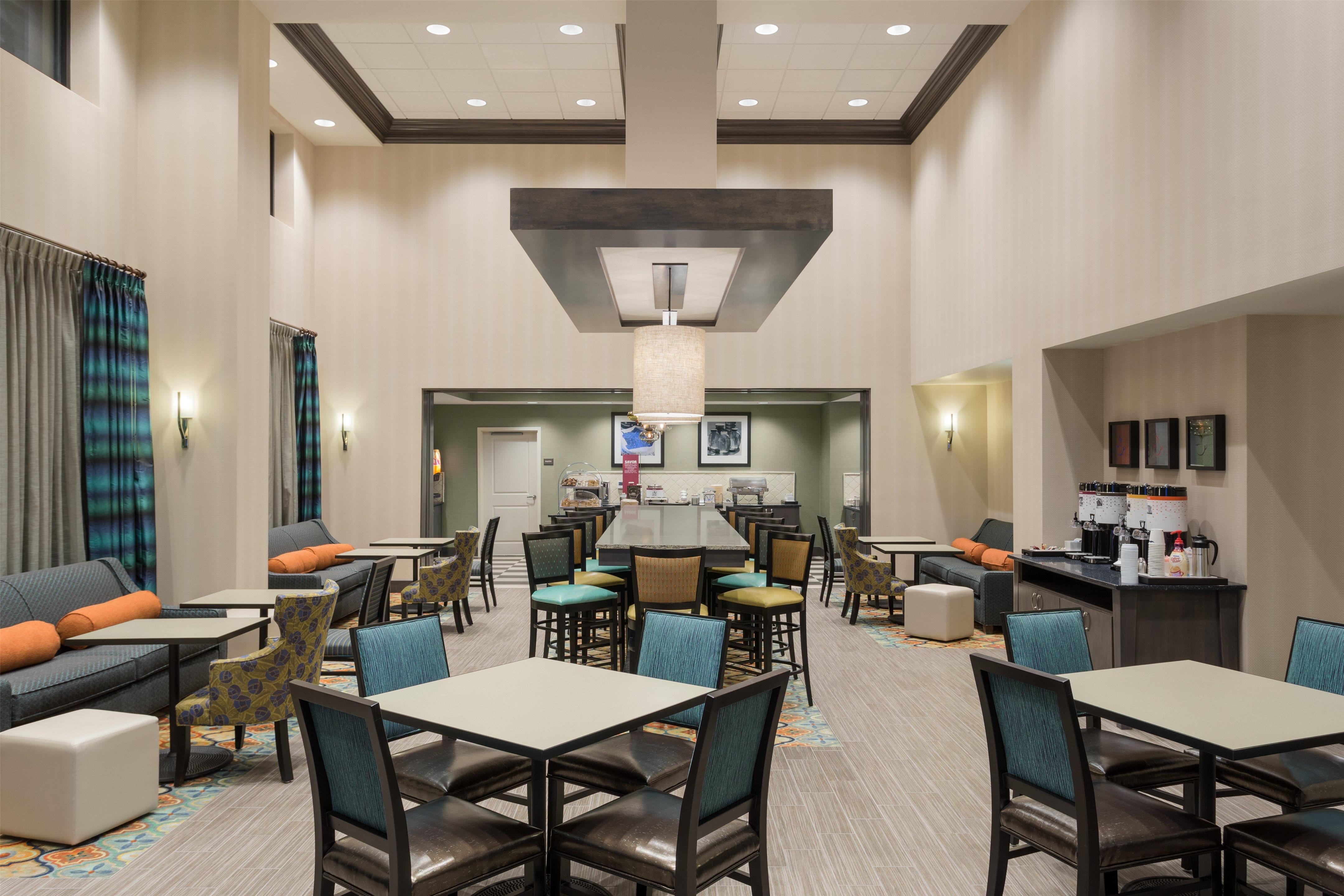 Restaurant | Hampton Inn & Suites West Des Moines/SW Mall Area