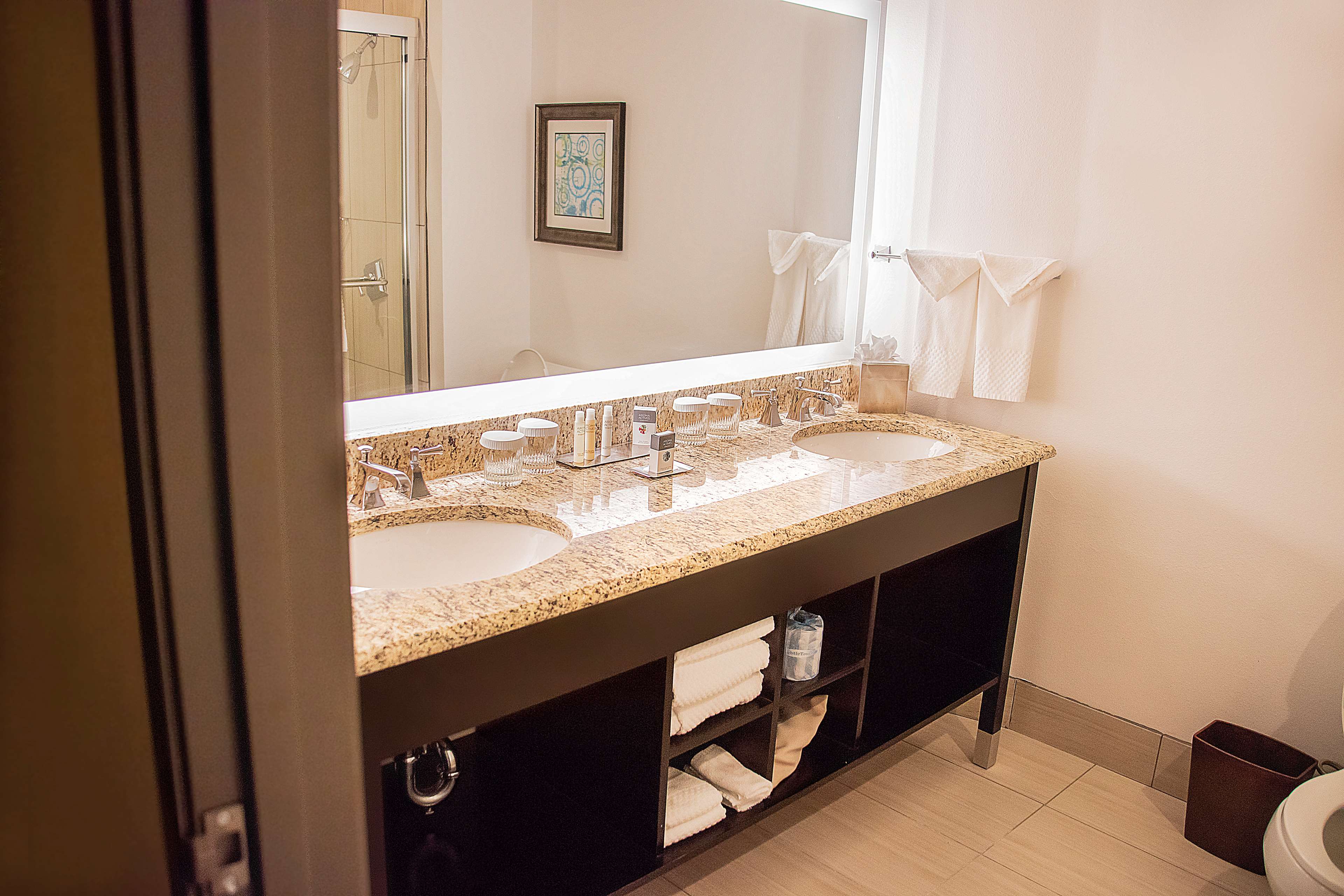 DoubleTree Suites by Hilton Hotel McAllen Room Type - 2DOUBLES 2 RM STE TABLE NS