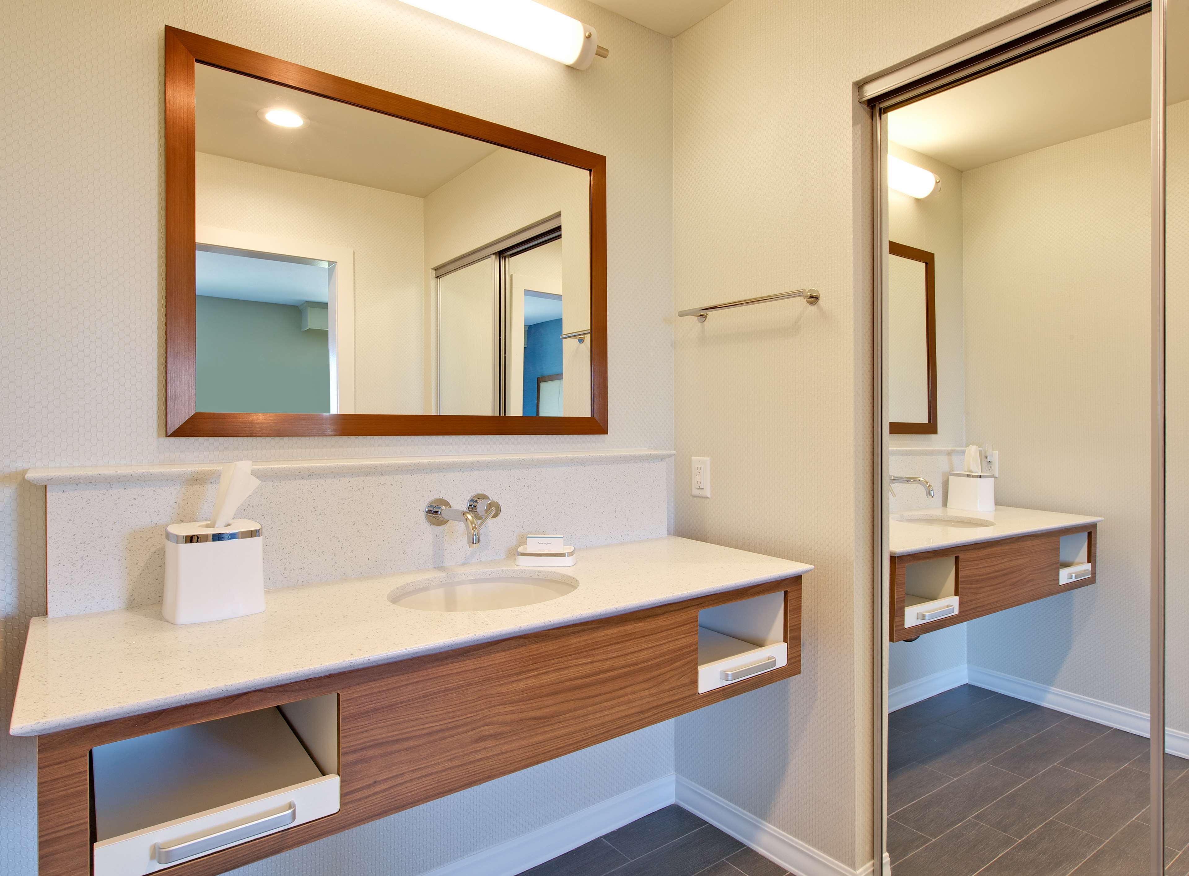 Hampton Inn by Hilton Snyder TX Room Type - 2 QNS MICROWV FRIDGE NS