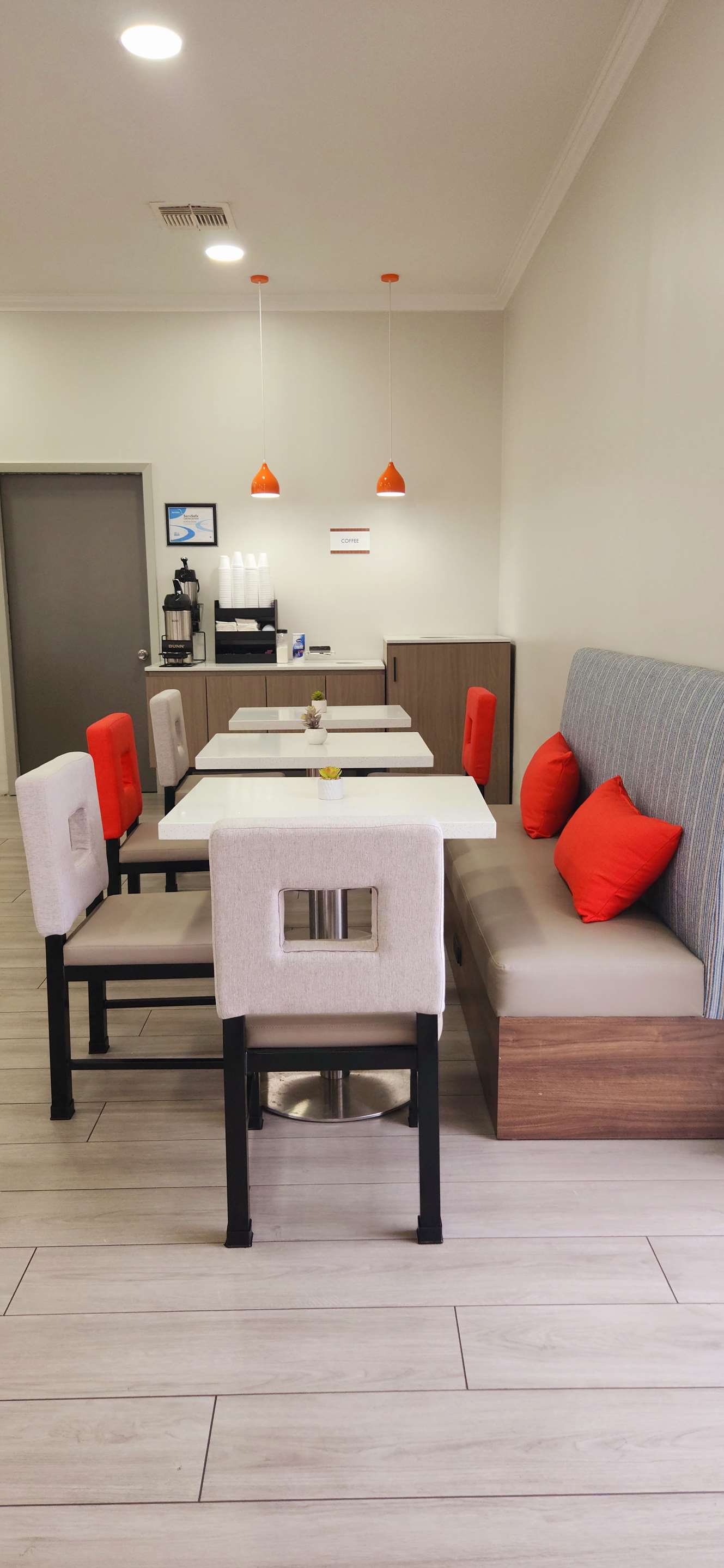 ABVI Foley Gulf Shores breakfast sitting area | Americas Best Value Inn & Suites Foley Gulf Shores