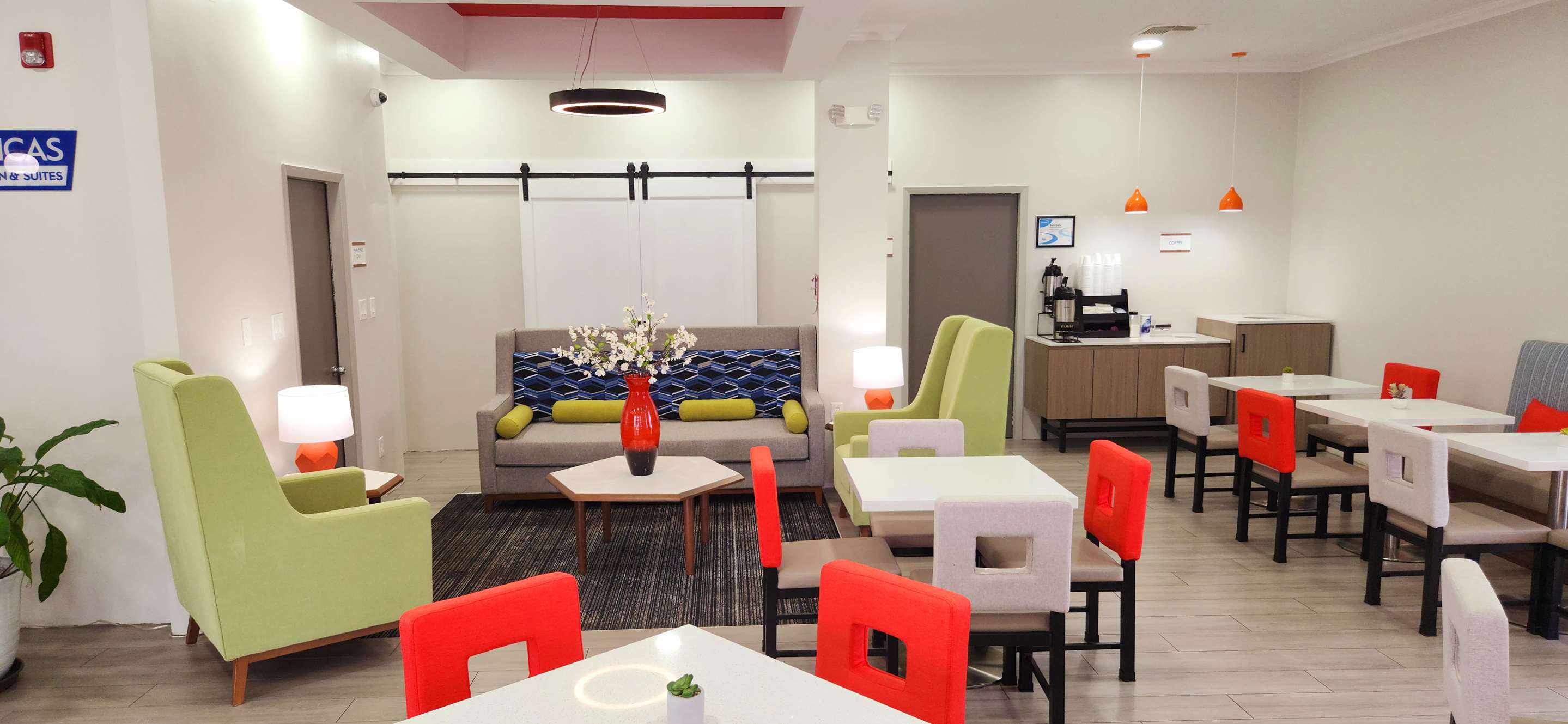 ABVI Foley Gulf Shores lobby seating area | Americas Best Value Inn & Suites Foley Gulf Shores