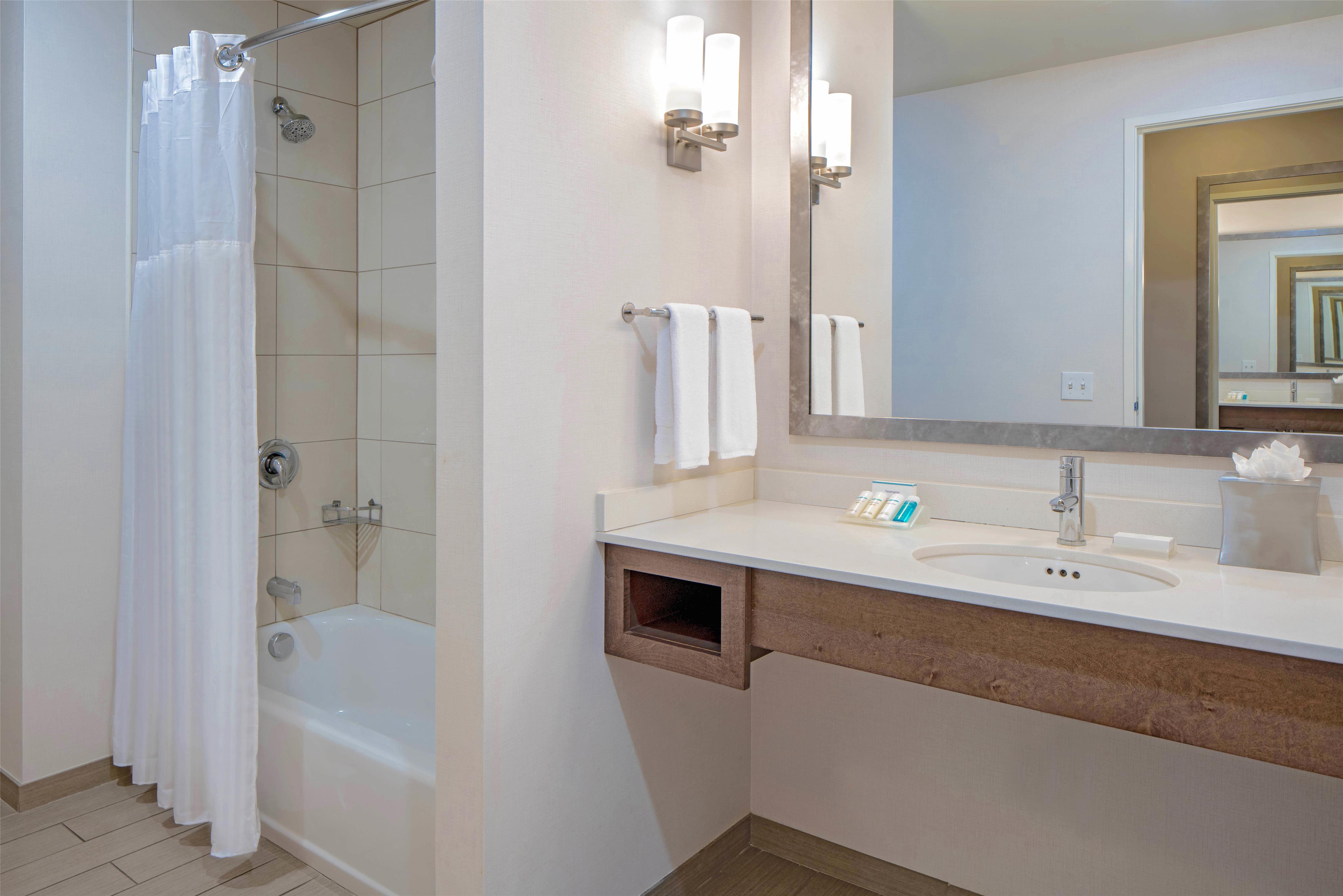 Guest room bath