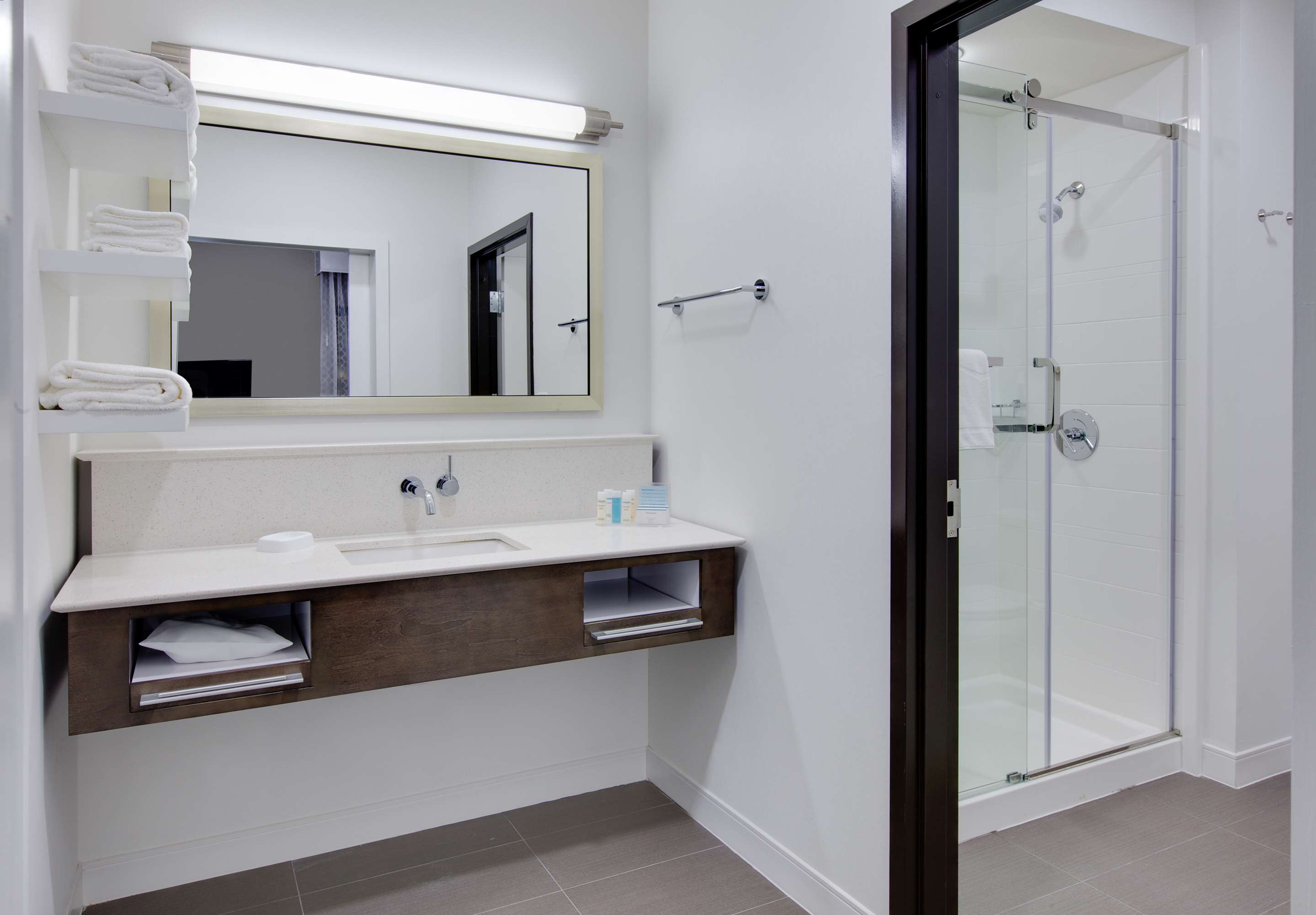 Guest room bath