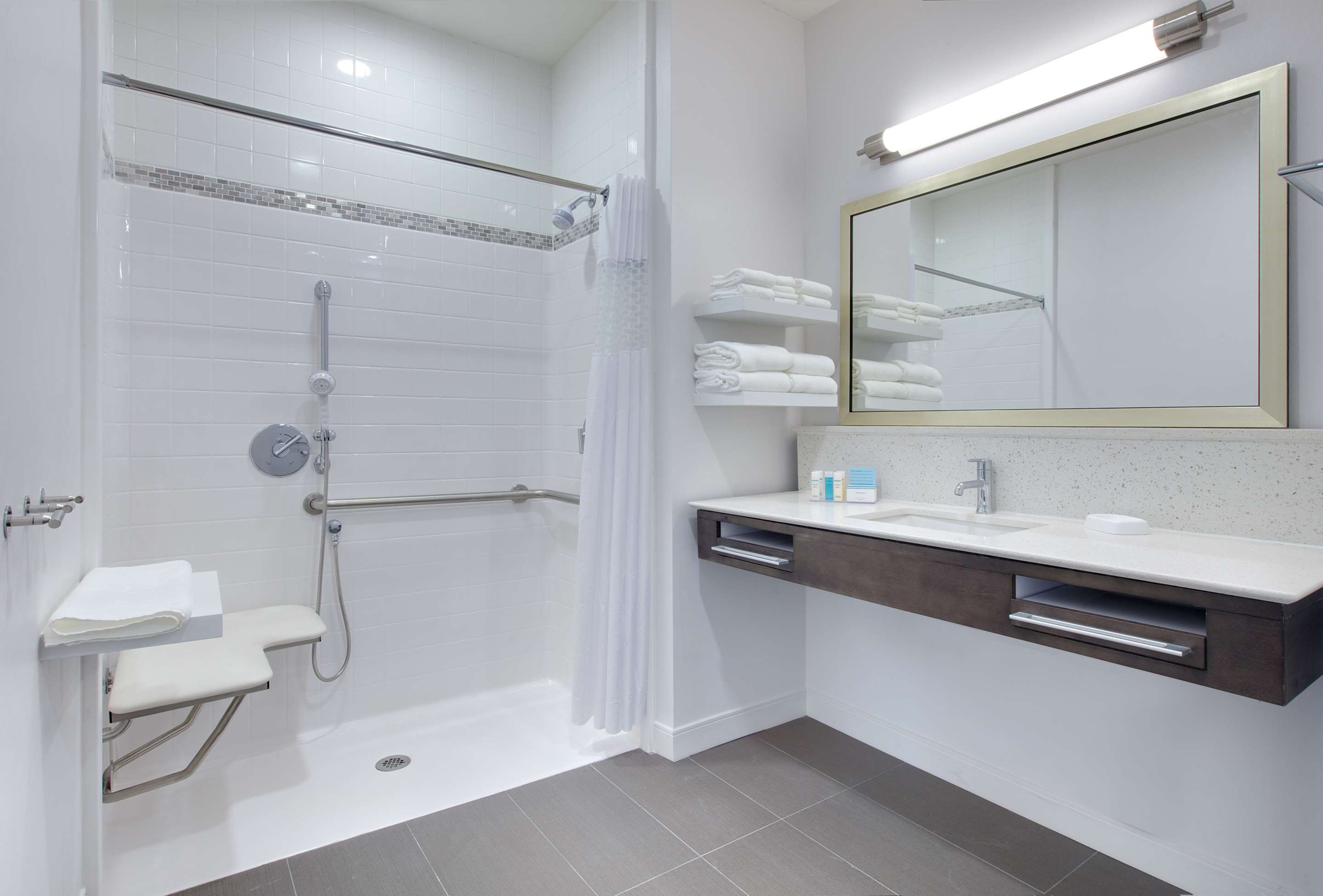 Guest room bath