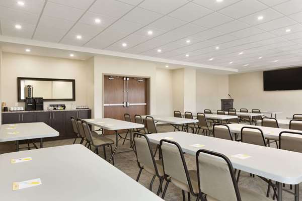  - Days Inn & Suites Lindsay