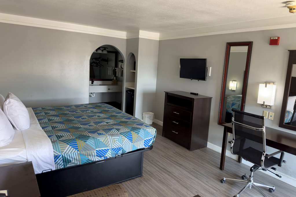 DAYS INN BY WYNDHAM GONZALES-guestroom-Guest Room,On-Site.jpg