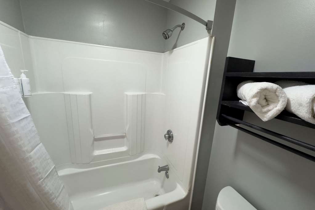 DAYS INN BY WYNDHAM GONZALES-guestroom-Guest Room,Bathroom,On-Site.jpg