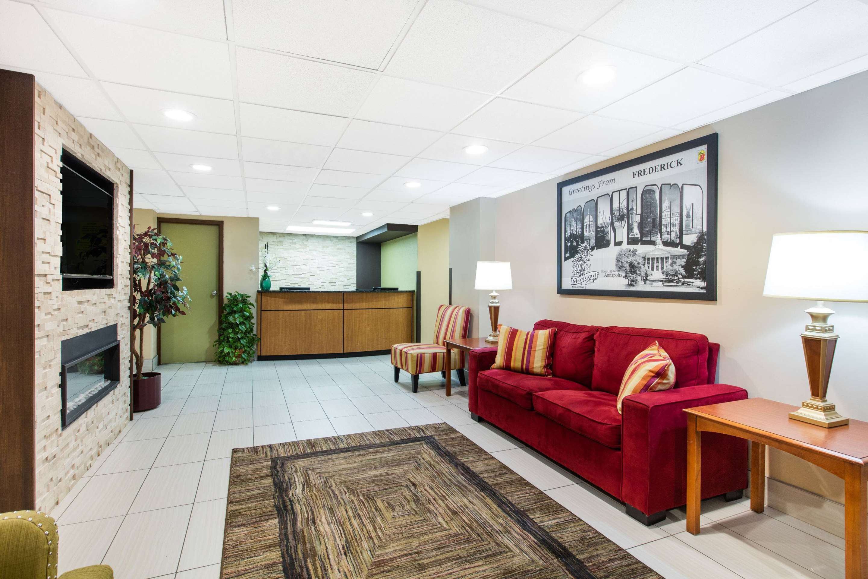 Lobby | Super 8 by Wyndham Frederick