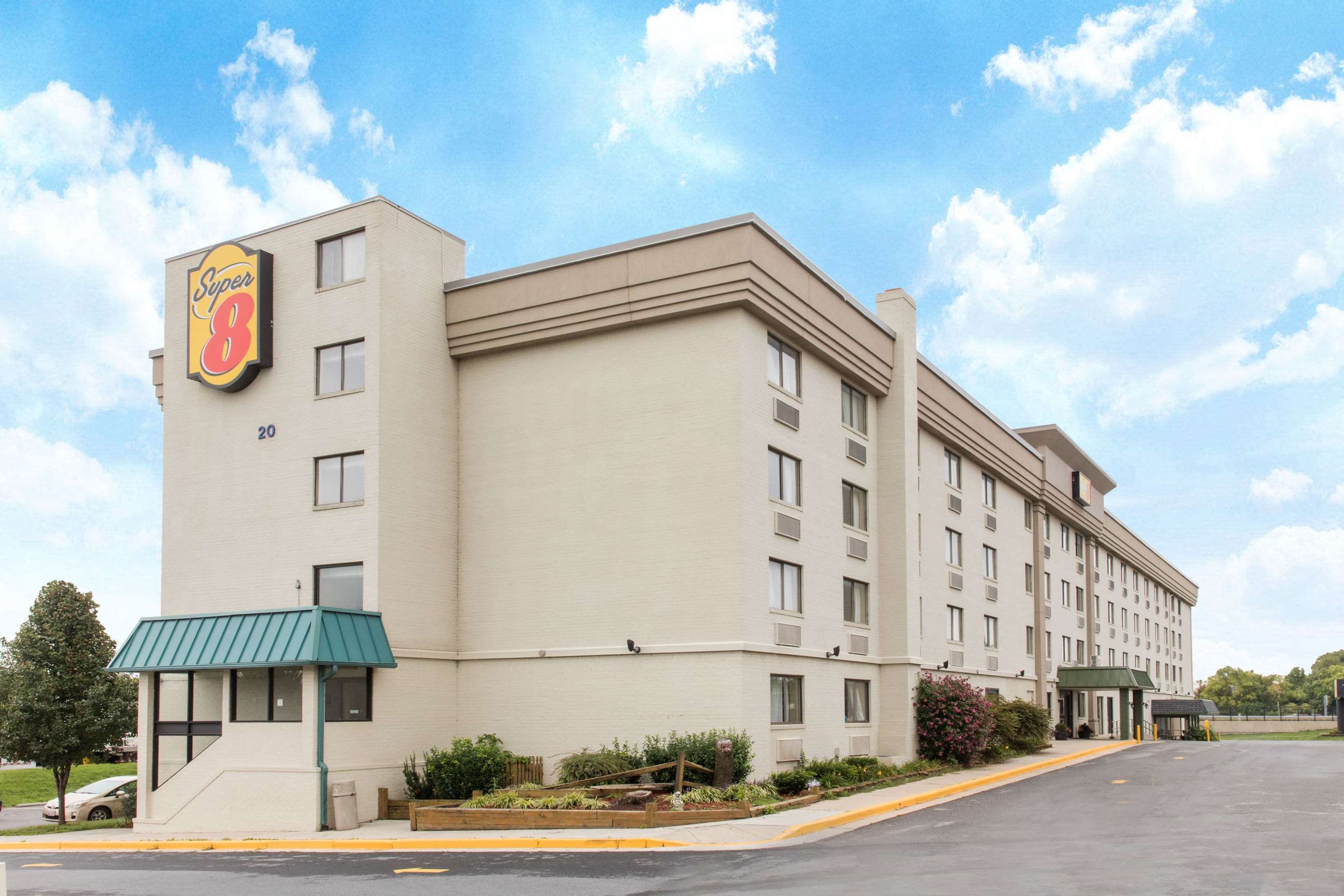 Exterior | Super 8 by Wyndham Frederick