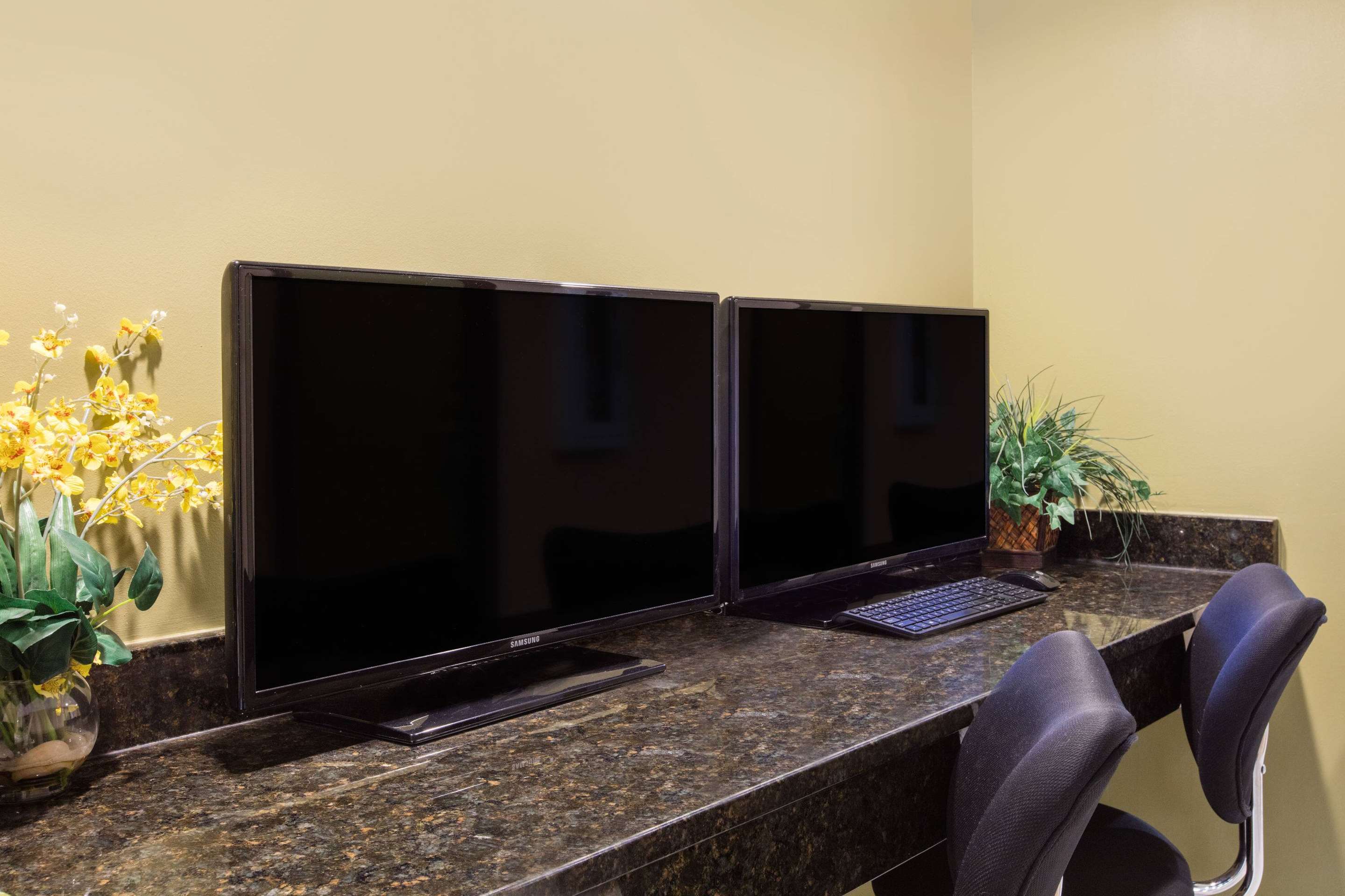 Business Center | Super 8 by Wyndham Frederick