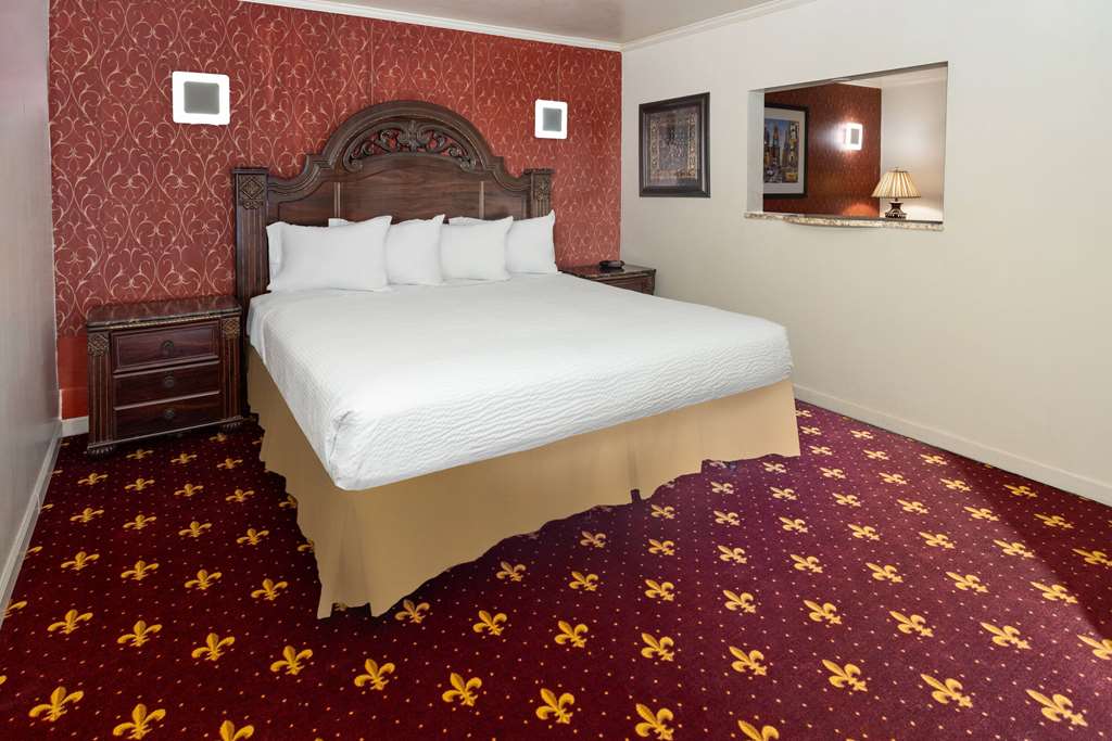 TRAVELODGE BY WYNDHAM MANHASSE-guestroom-Guest Room,Tub - Jetted,Suite,On-Site.jpg