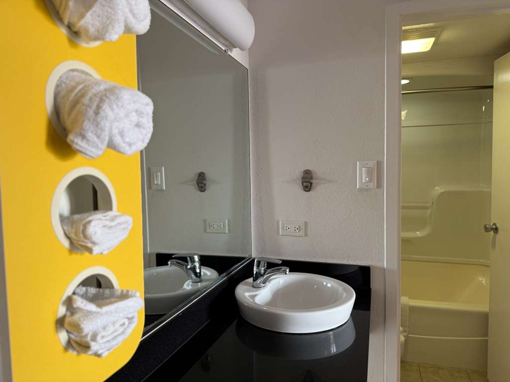 MOTEL 6 JOLIET I-80-guestroom-Guest Room,Bathroom,On-Site.jpg