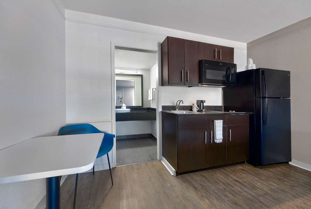 MOTEL 6 DENTON - UNT-guestroom-Guest Room,Suite,On-Site.jpg