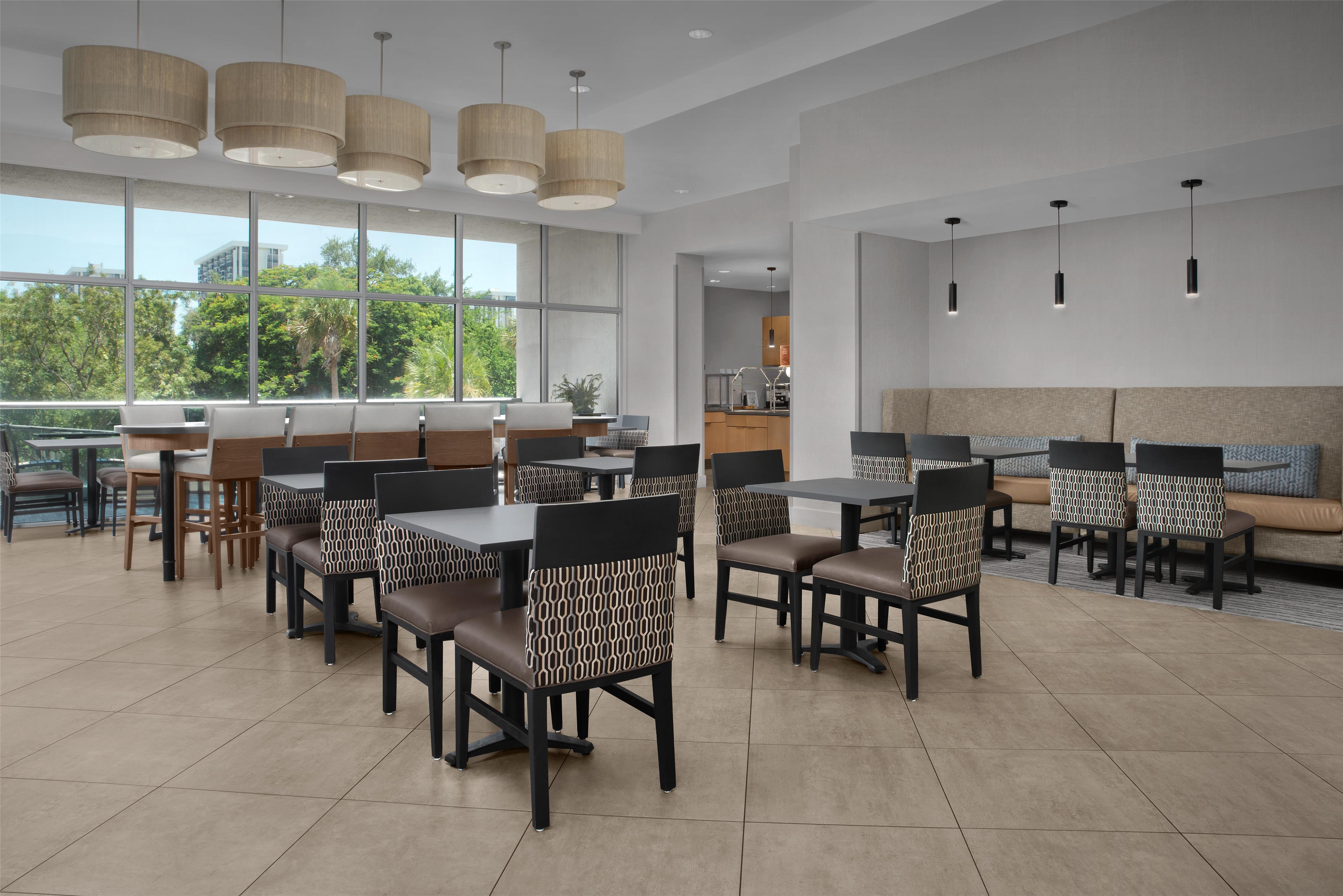 Breakfast Area | Homewood Suites by Hilton Miami Downtown/Brickell