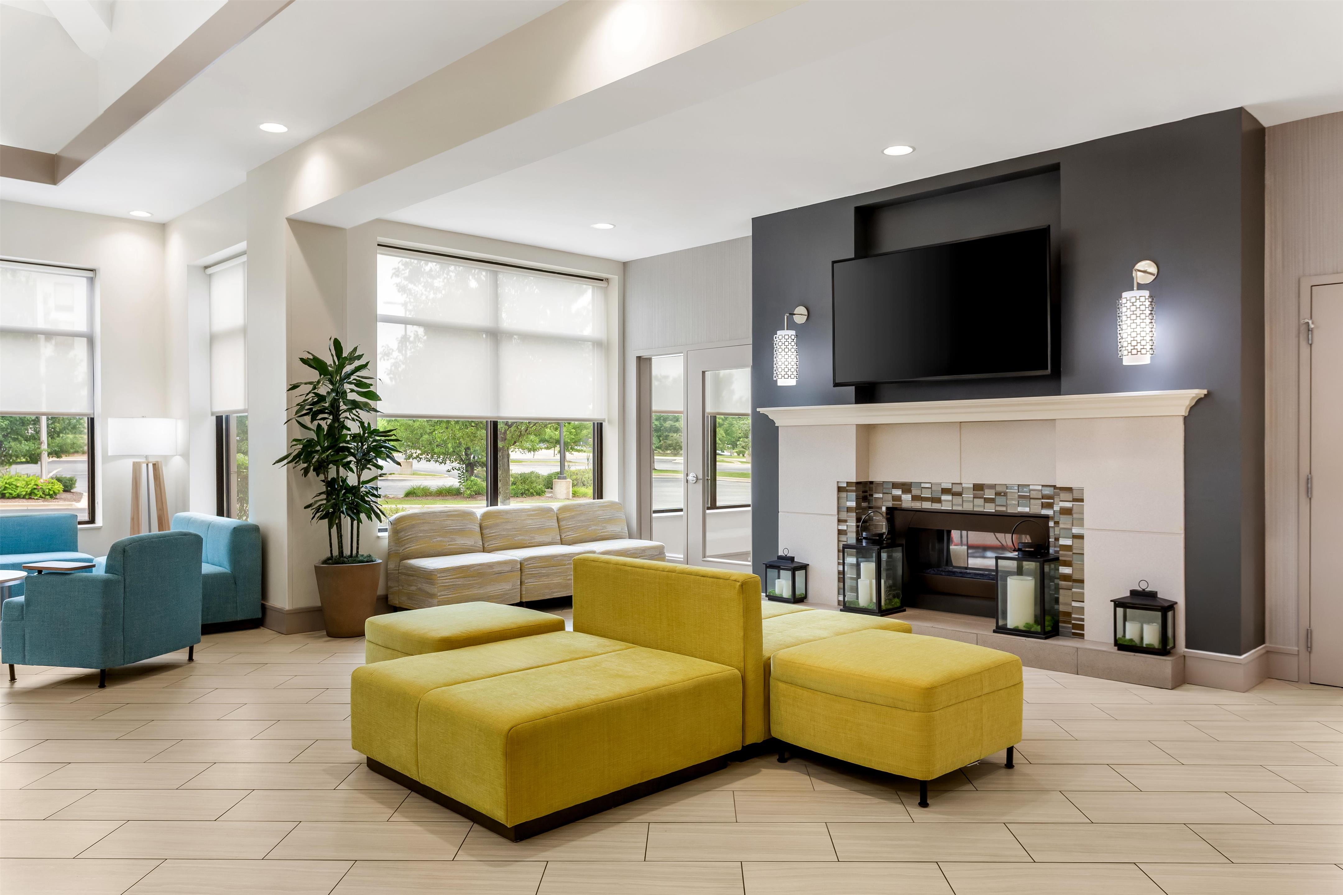 Lobby | Hilton Garden Inn Bolingbrook I-55