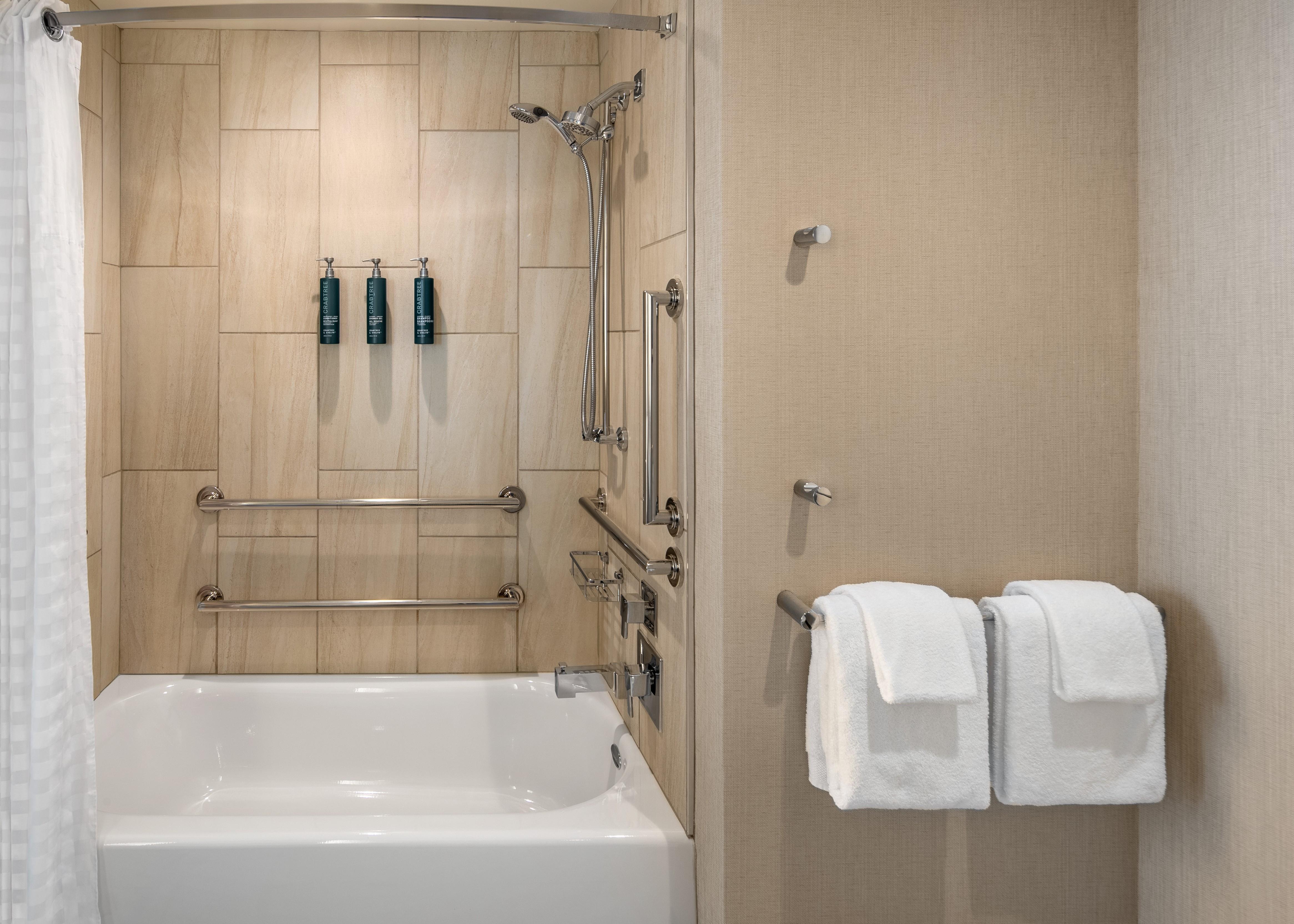Hilton Cleveland Downtown Room Type - 1KNG AMB. STE MOB ACC TUB