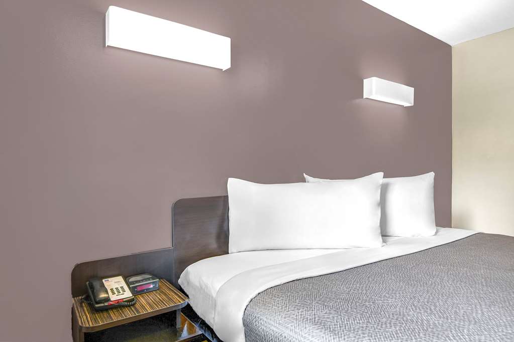 STUDIO 6 CHAMBLEE GA-guestroom-Guest Room,On-Site.jpg