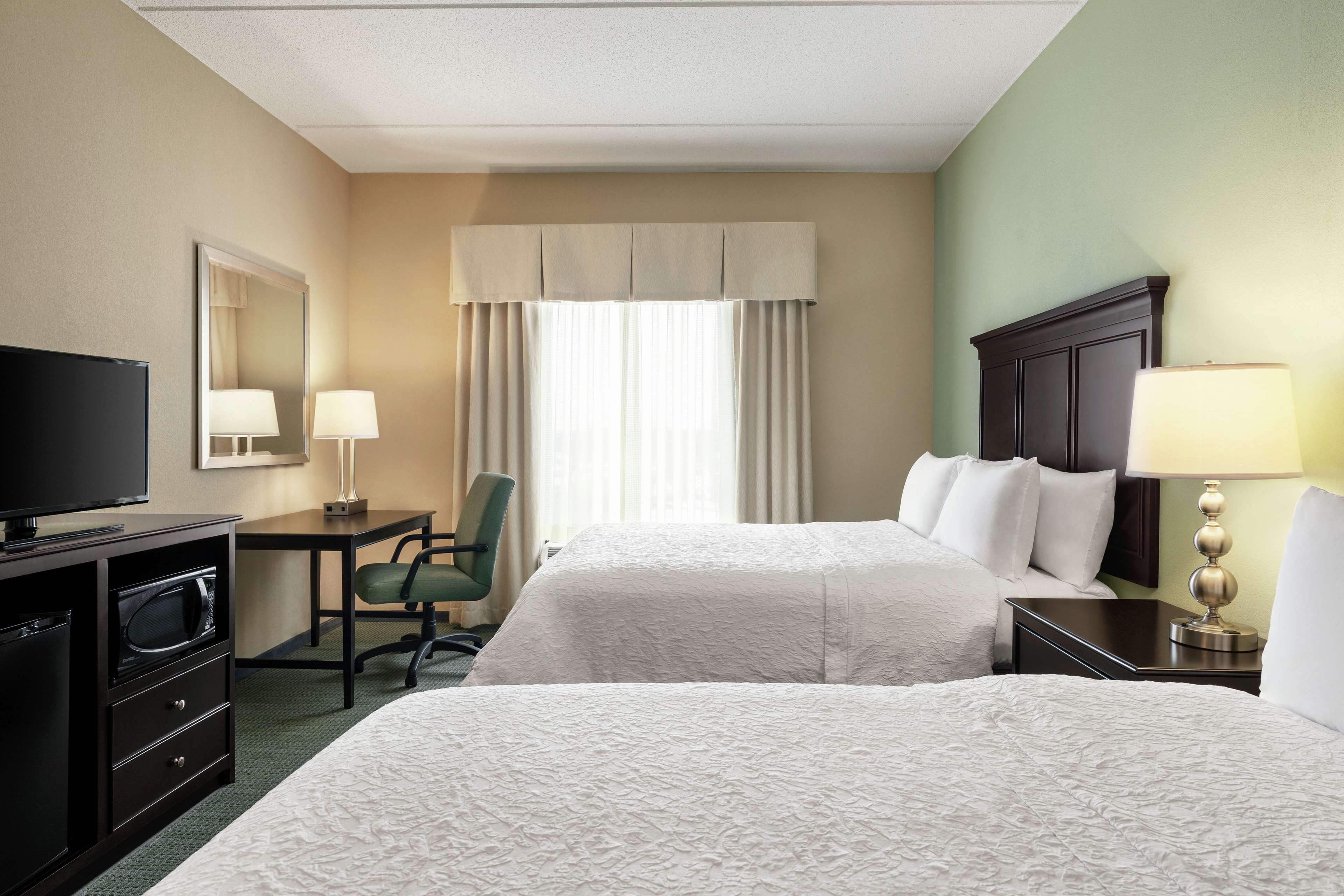 Hampton Inn & Suites Mount Joy/Lancaster West, PA Room Type - 2 QUEENS W TUB NS