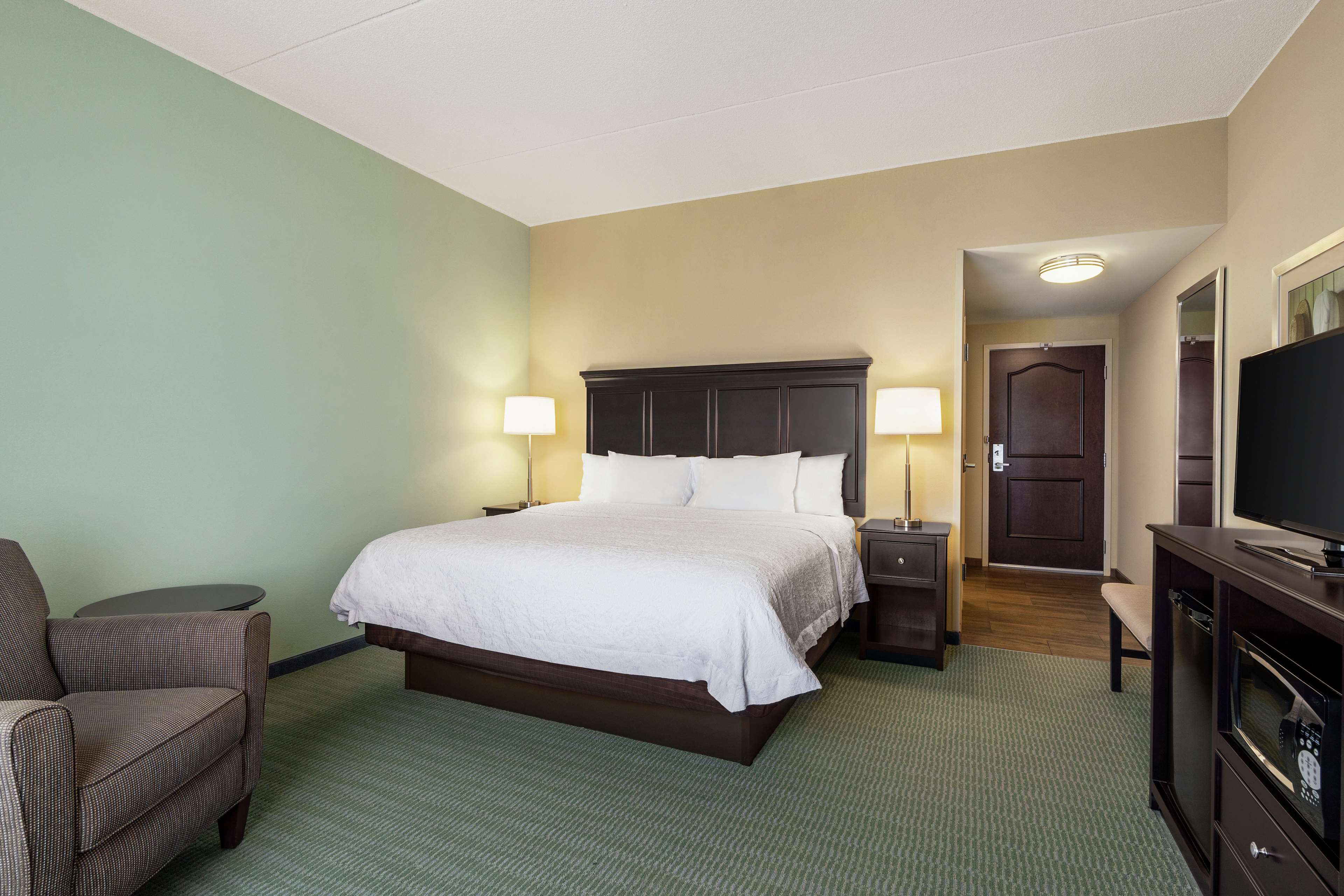 Hampton Inn & Suites Mount Joy/Lancaster West, PA Room Type - 1 KING W SHOWER NS