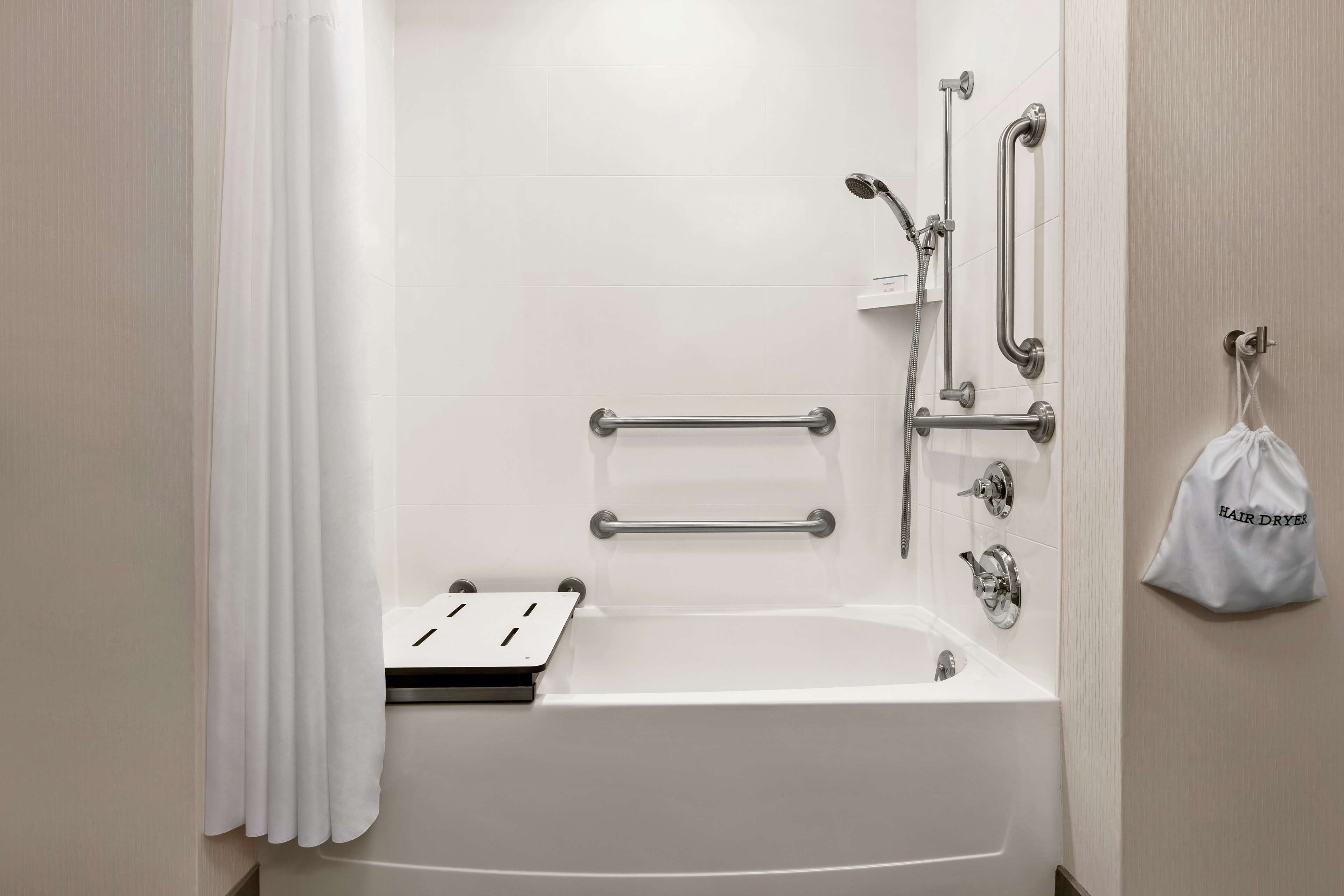 Hampton Inn & Suites Mount Joy/Lancaster West, PA Room Type - 1KN MOB HEAR ACC W TUB NS
