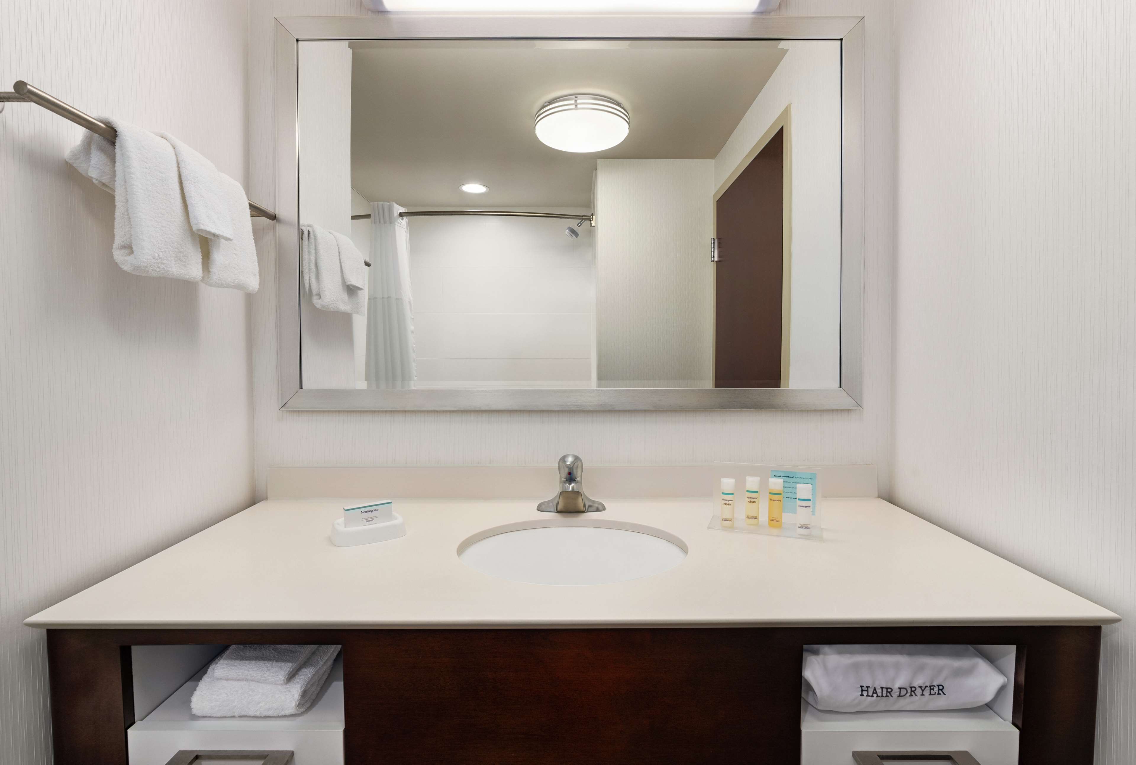 Hampton Inn & Suites Mount Joy/Lancaster West, PA Room Type - 1 KING W TUB SOFABED NS