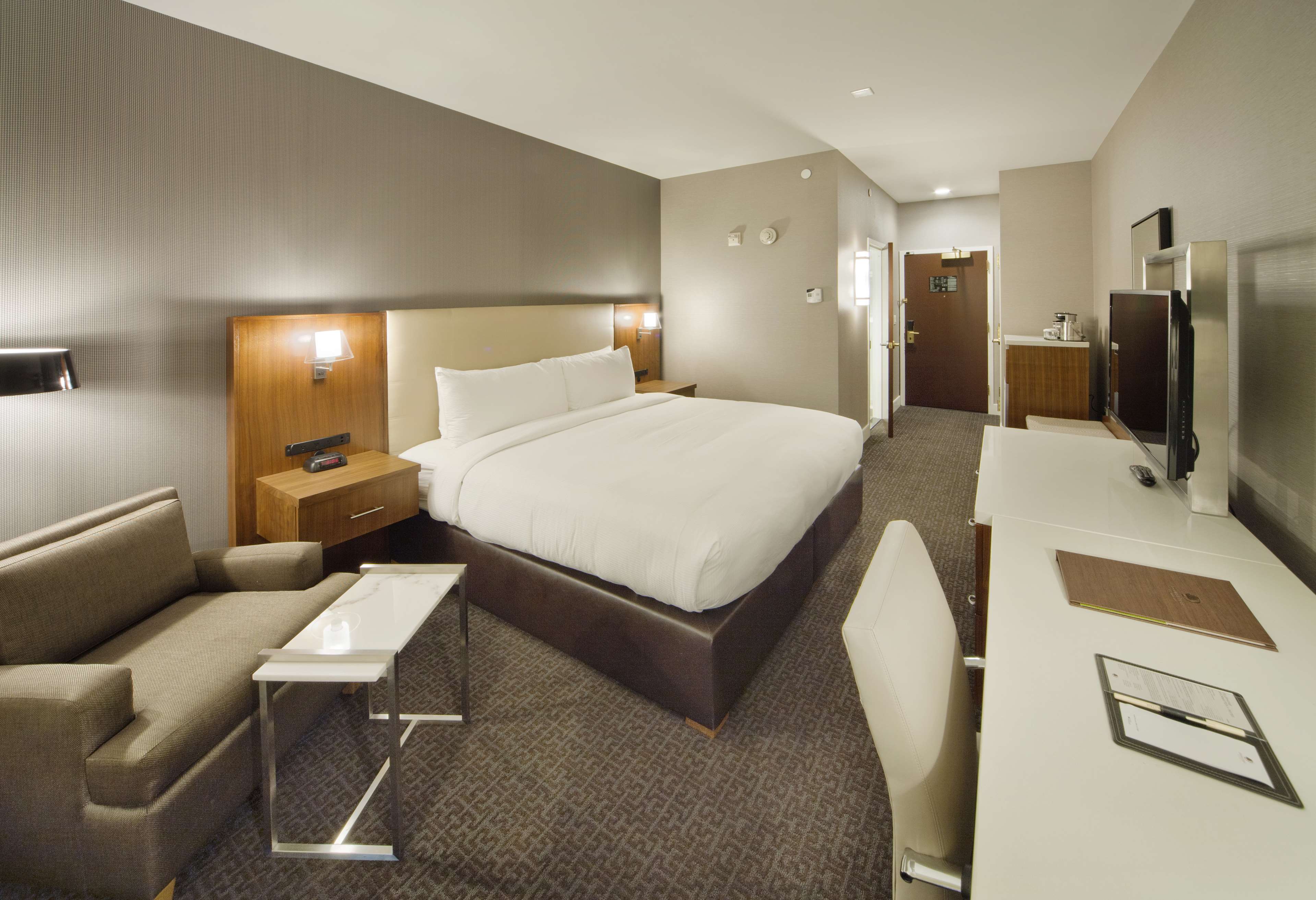 DoubleTree by Hilton Nanuet Room Type - 1 KING BED-MICROWAV-FRIDGE