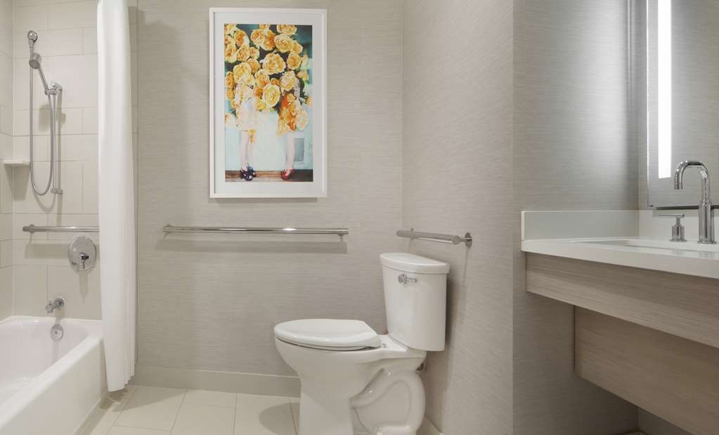 Hilton West Palm Beach Room Type - 1KG EXEC POOLVIEW ACC TUB