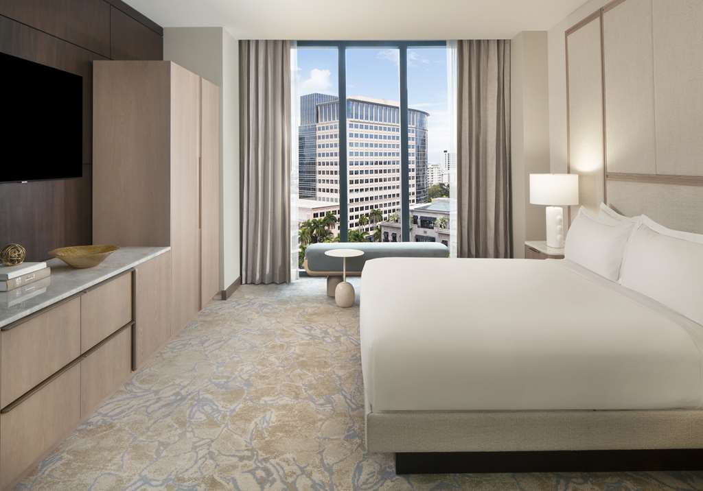 Hilton West Palm Beach Room Type - 1KG 1BDR PRES STE HEAR ACC