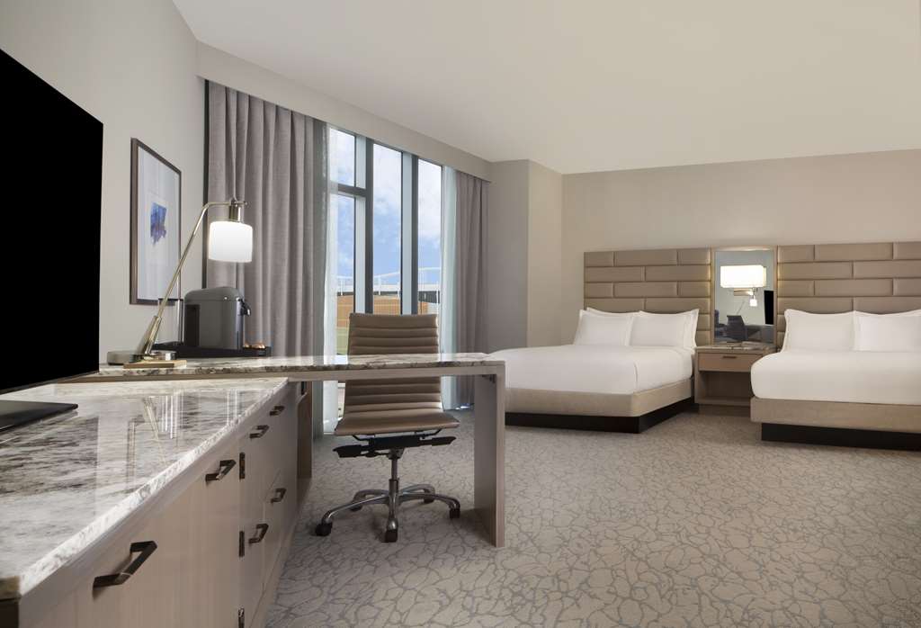 Hilton West Palm Beach Room Type - 2QUEEN JNR STE MOB ACC RIS