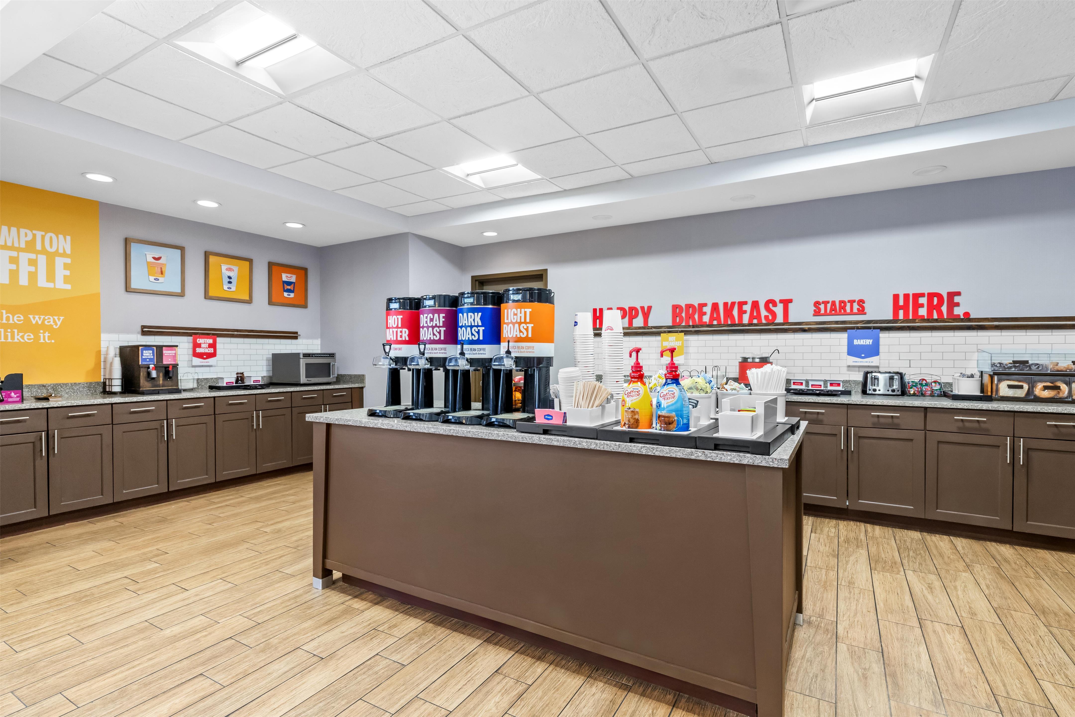 Breakfast Area | Hampton Inn & Suites Claremore