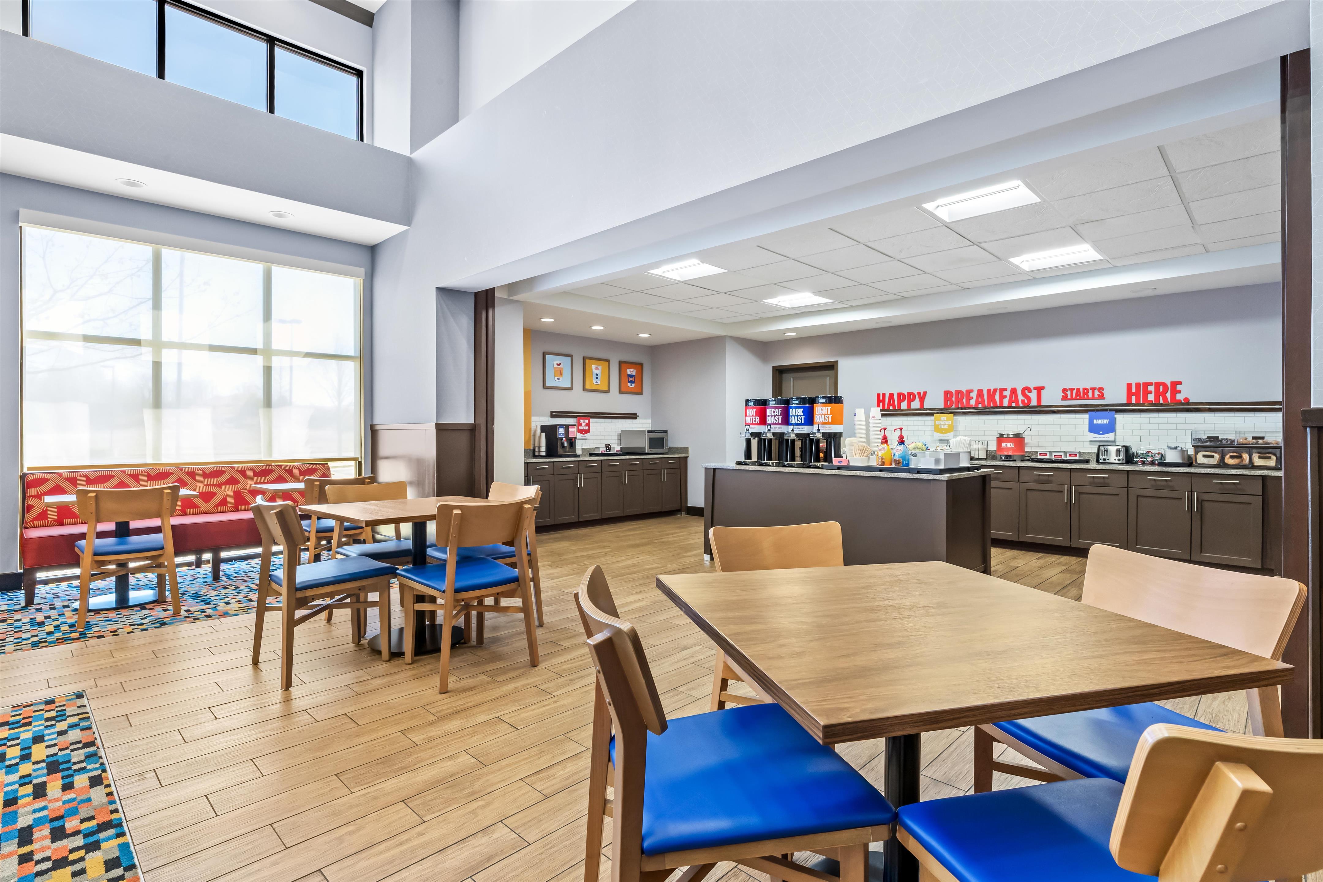 Breakfast Area | Hampton Inn & Suites Claremore