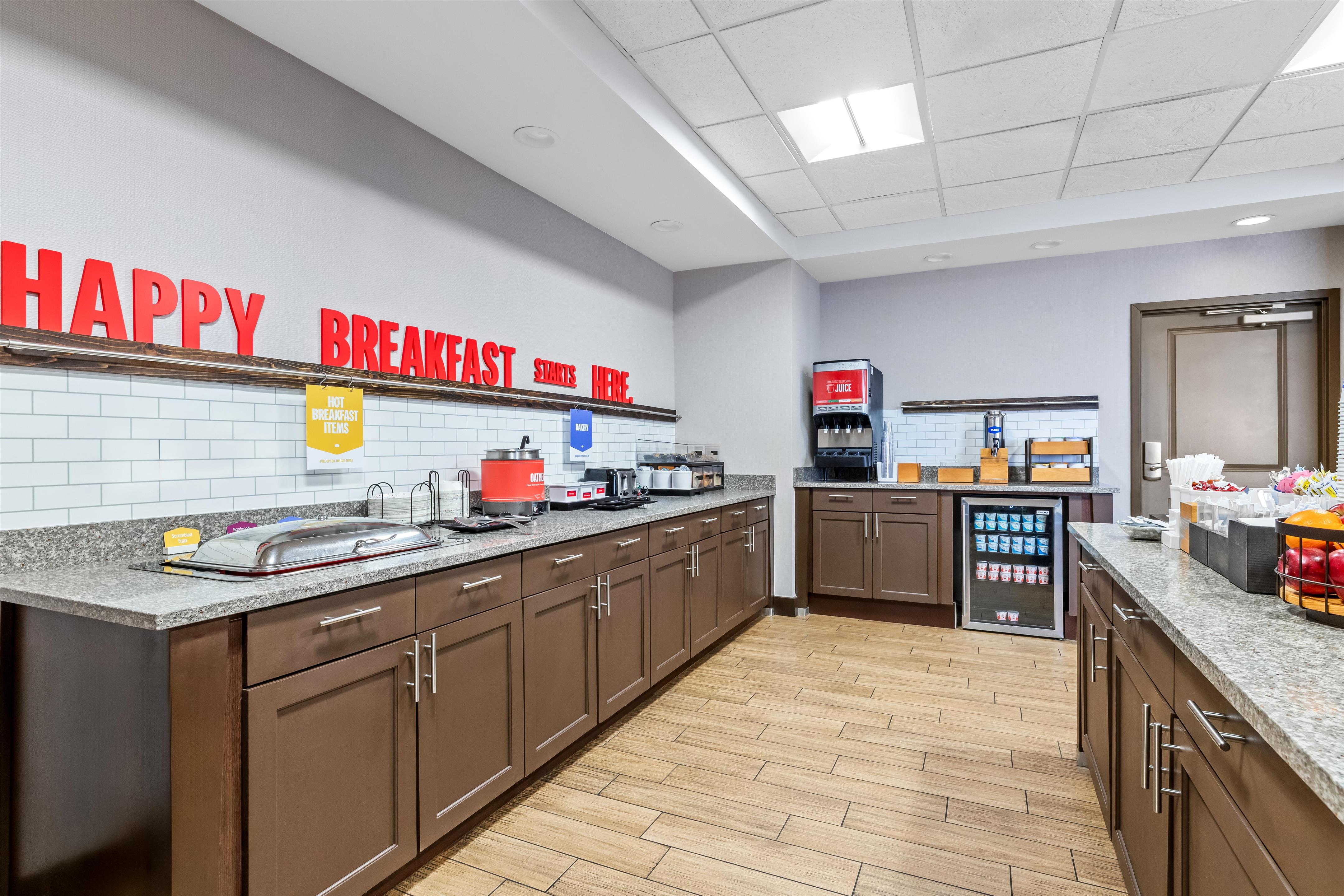 Breakfast Area | Hampton Inn & Suites Claremore