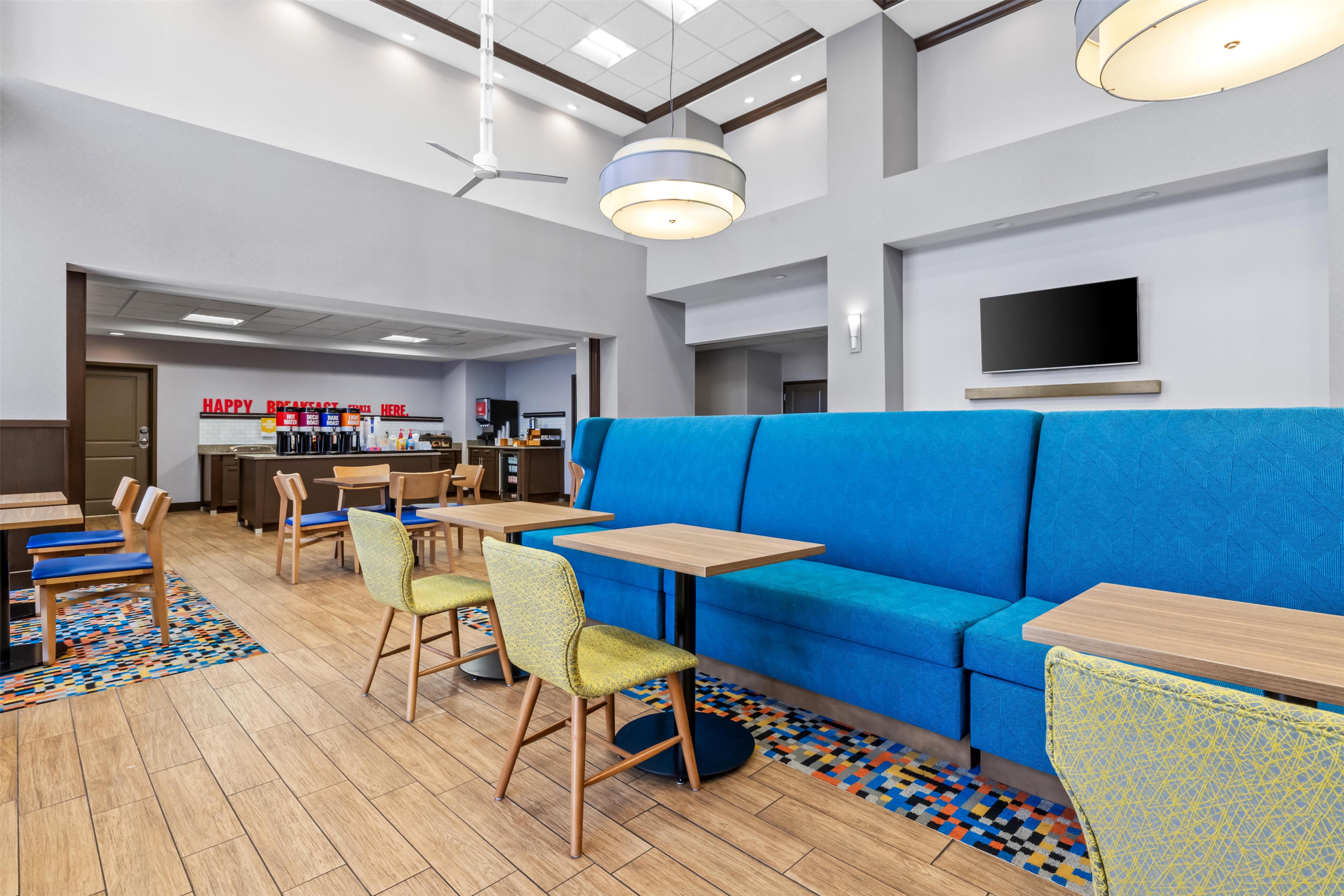 Breakfast Area | Hampton Inn & Suites Claremore