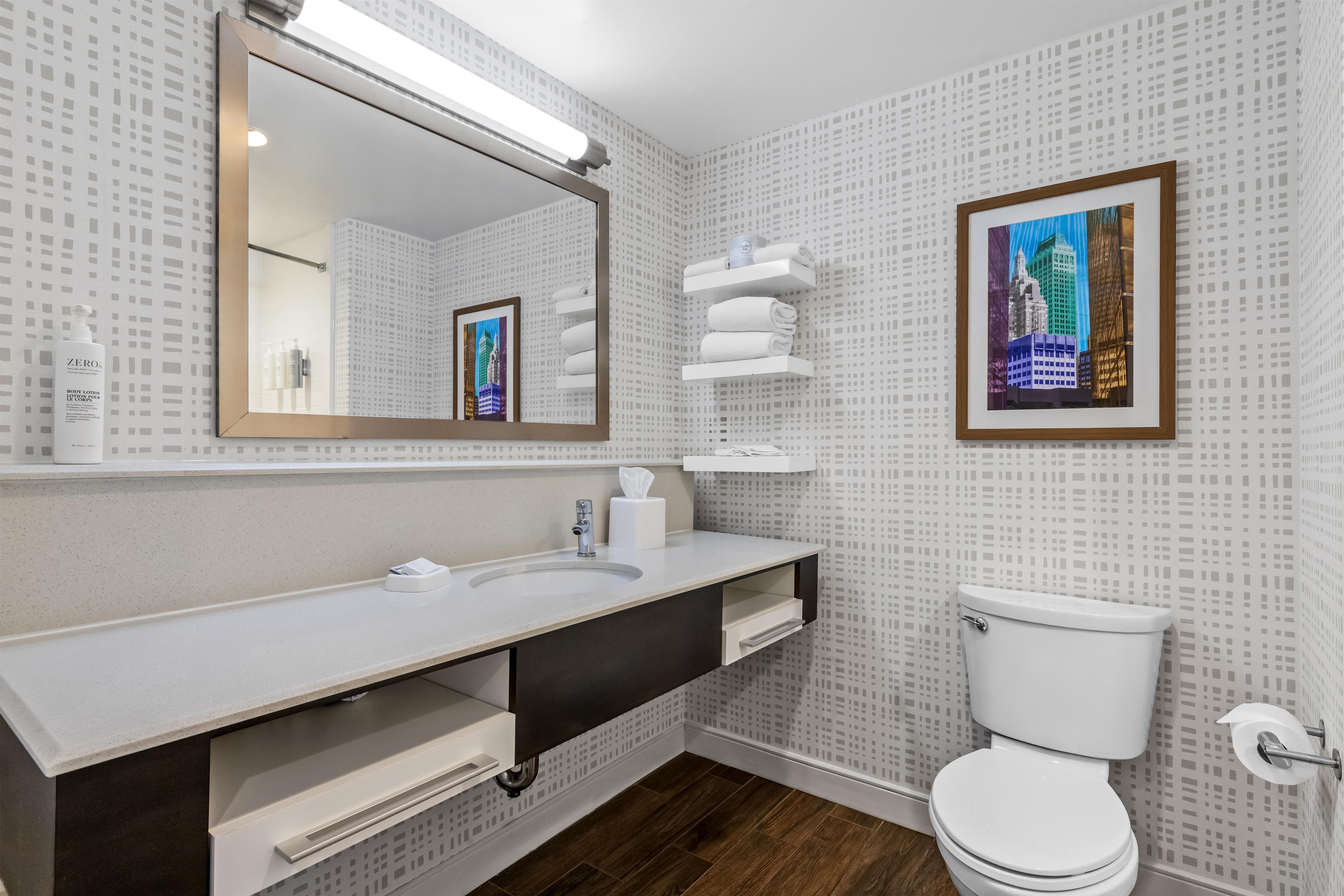 Hampton Inn & Suites by Hilton Claremore Room Type - 1KNG STE MIC FRIDG WTBR NS