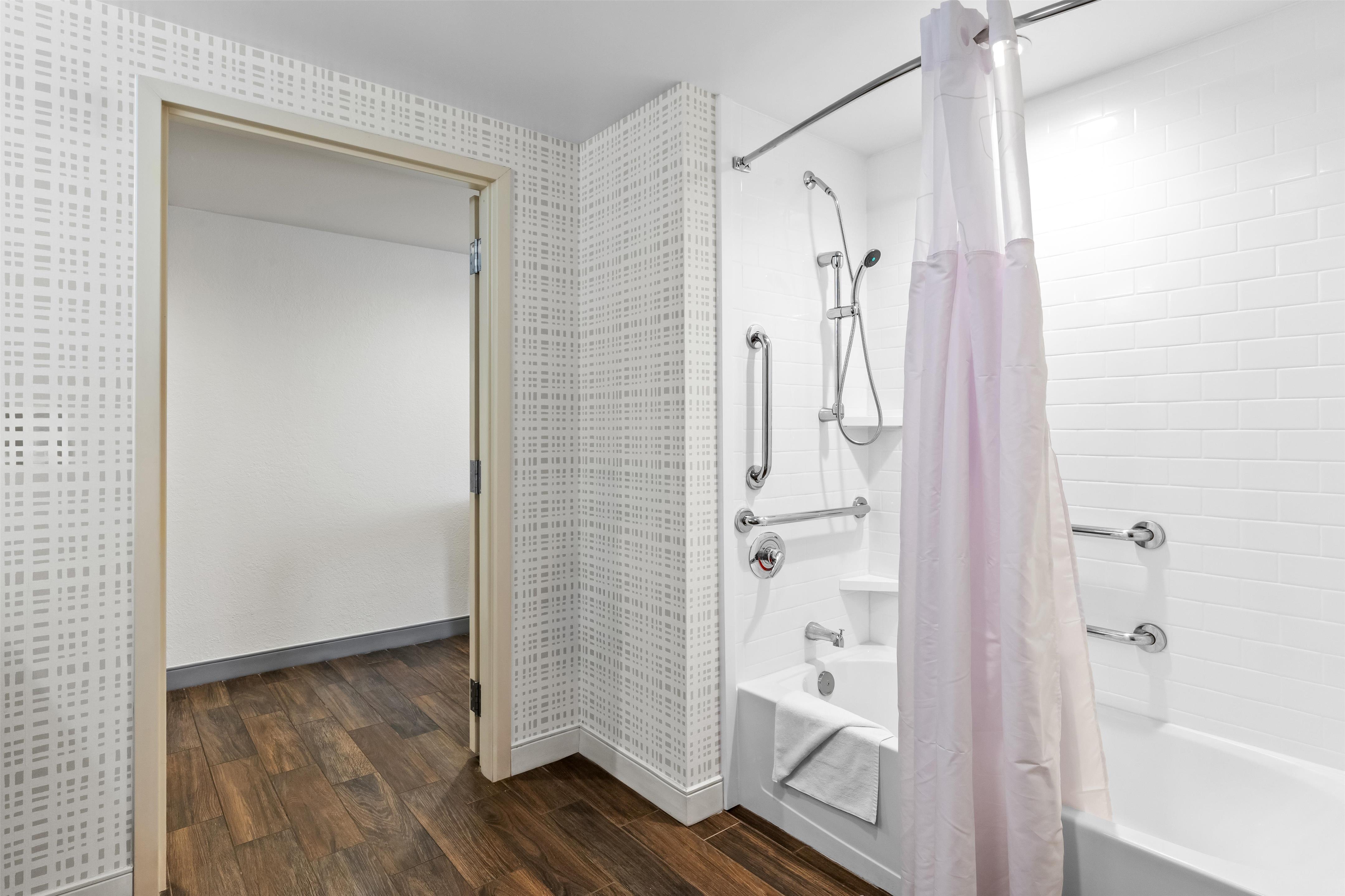 Guest room bath