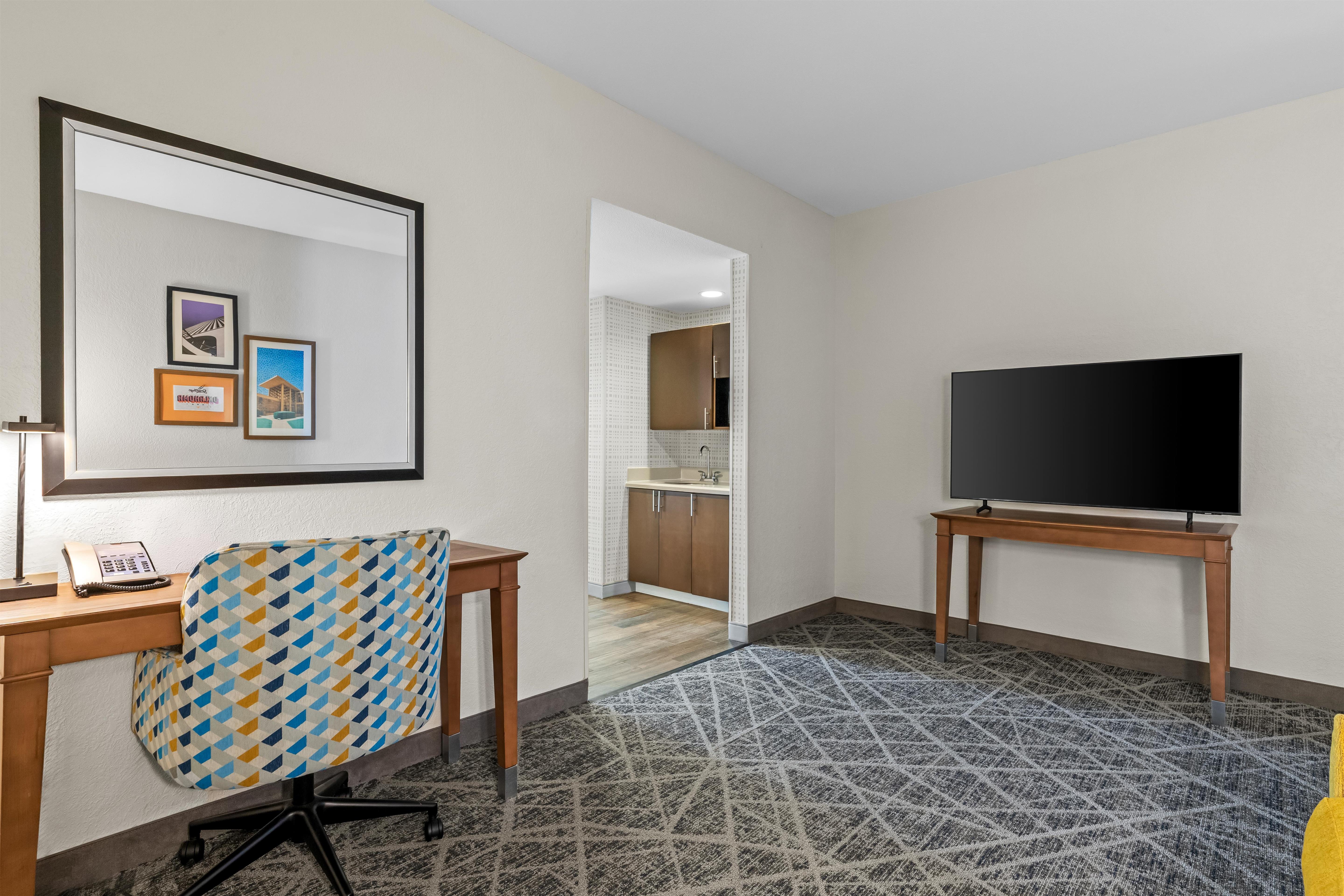 Hampton Inn & Suites by Hilton Claremore Room Type - 1KNG STE MIC FRIDG WTBR NS