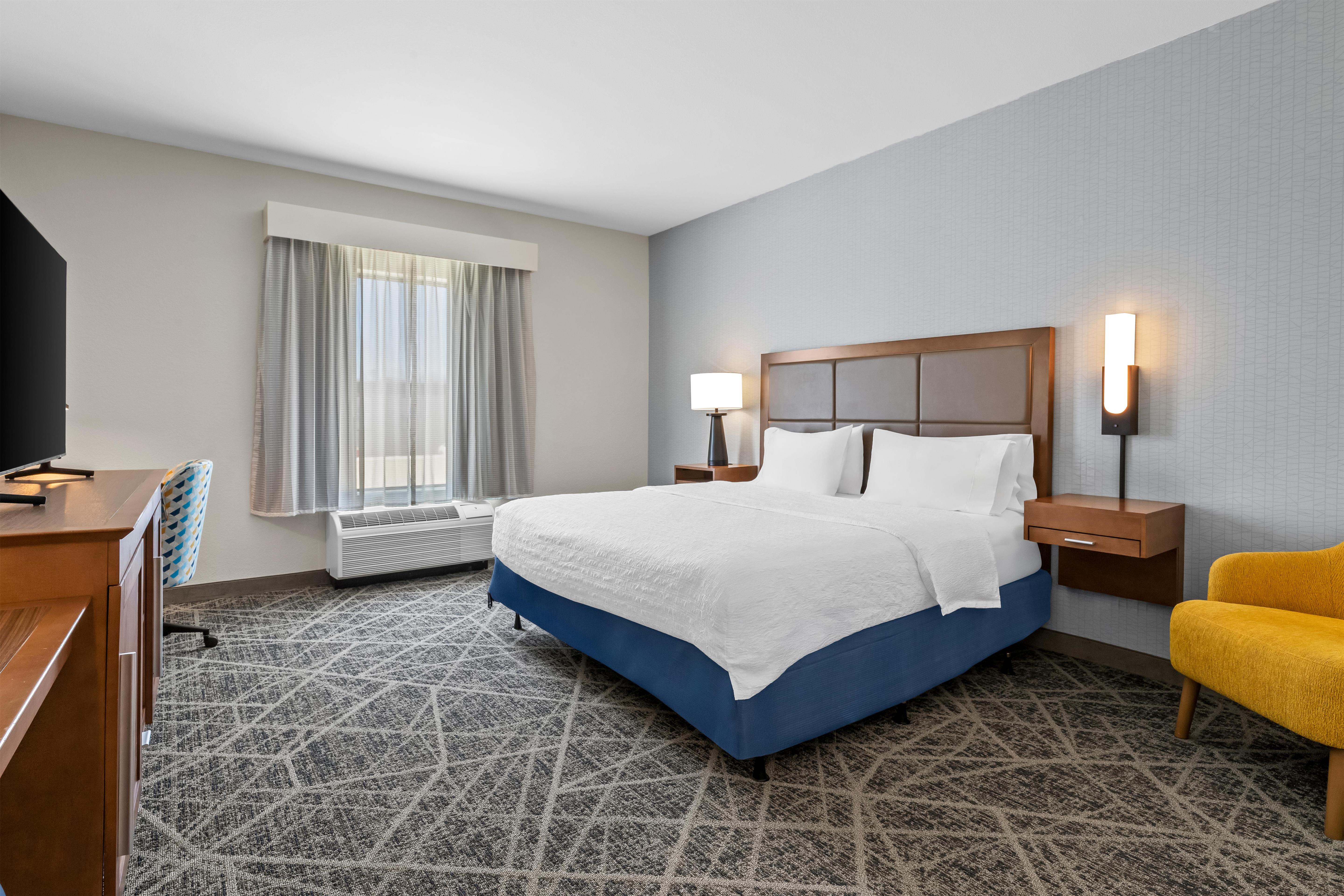 Hampton Inn & Suites by Hilton Claremore Room Type - 1KNG MOB HEAR ACC W TUB NS