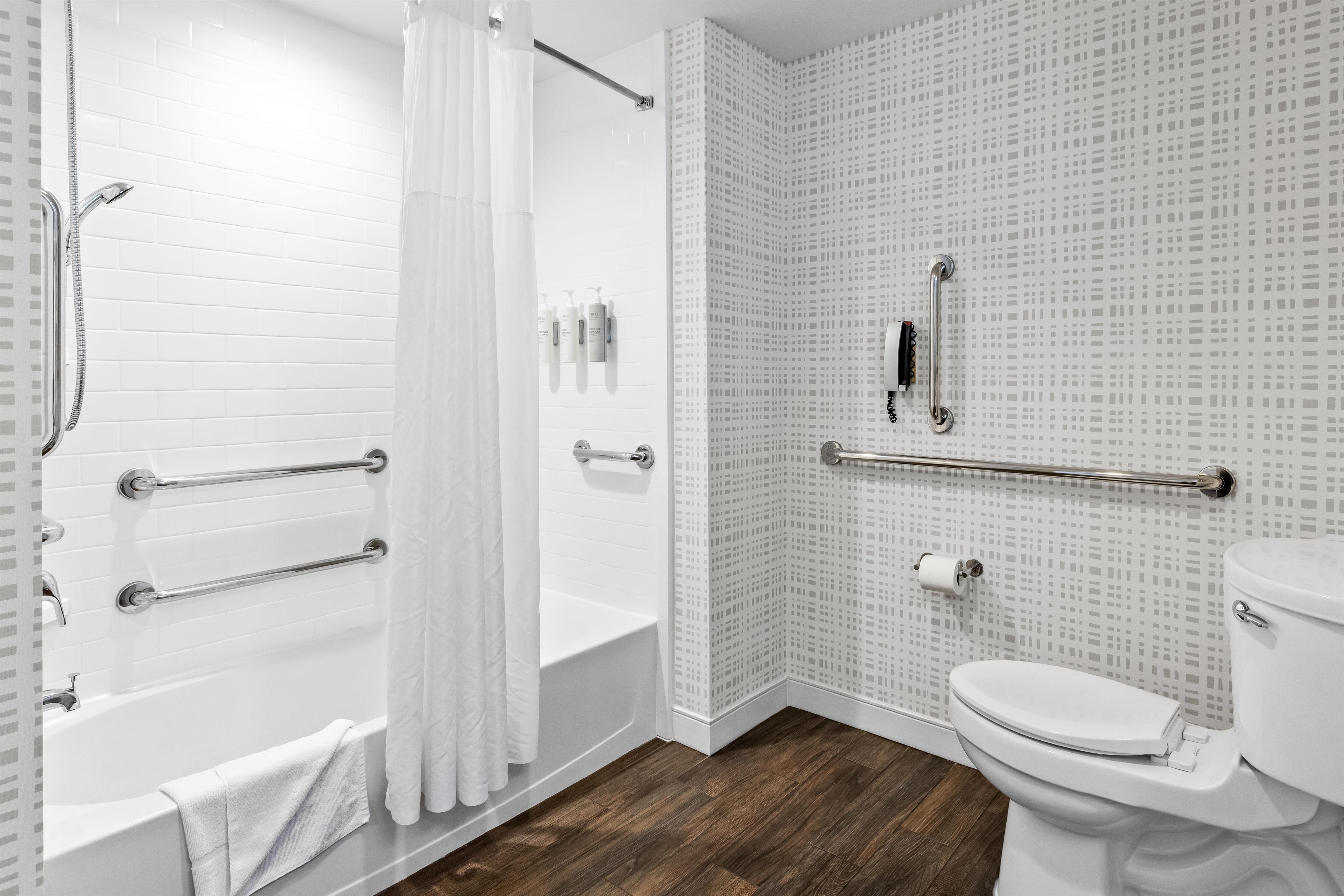 Hampton Inn & Suites by Hilton Claremore Room Type - 1KNG MOB HEAR ACC W TUB NS