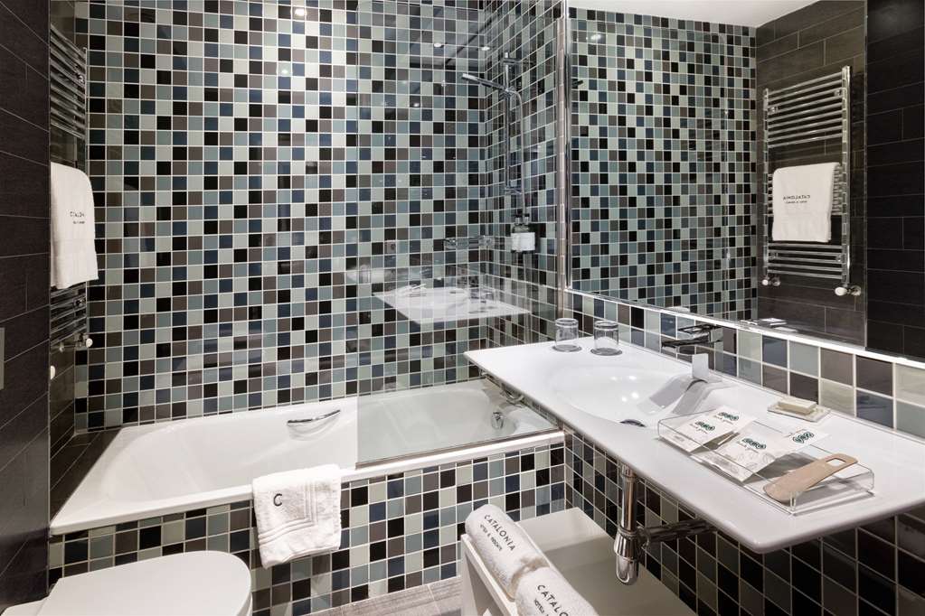Catalonia Reina Victoria-guestroom-Guest Room,Bathroom,On-Site.jpg
