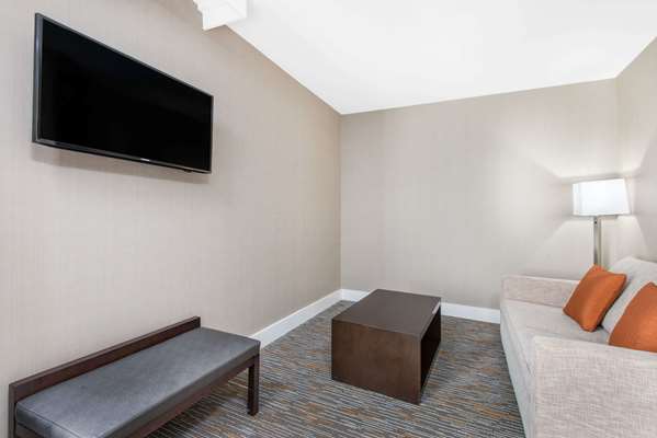 Suite - Wingate by Wyndham Hotel Niagara Falls