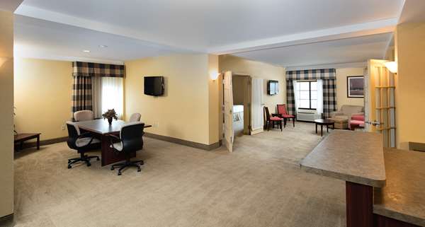 Suite - Red Lion Hotel East Harrisburg - I-283, Exit 2