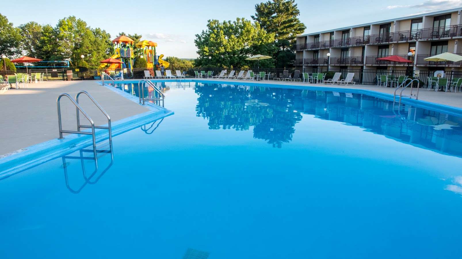 Outdoor Swimming Pool | Red Lion Hotel Harrisburg Hershey