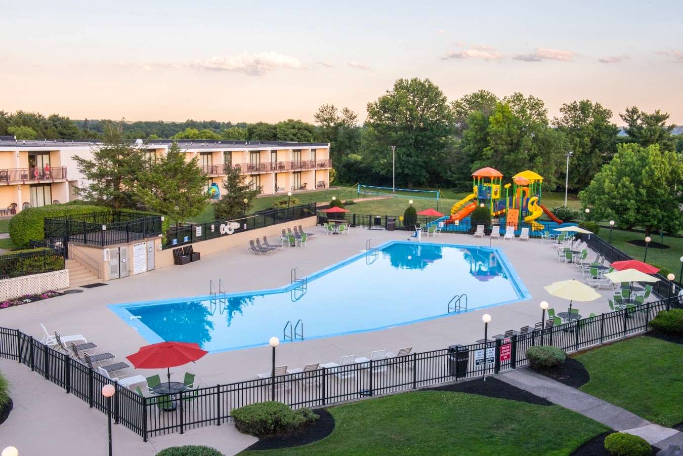 Outdoor Swimming Pool | Red Lion Hotel Harrisburg Hershey