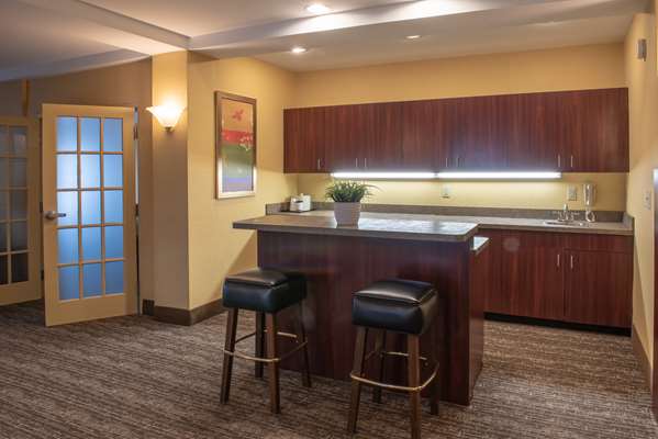 Suite - Red Lion Hotel East Harrisburg - I-283, Exit 2