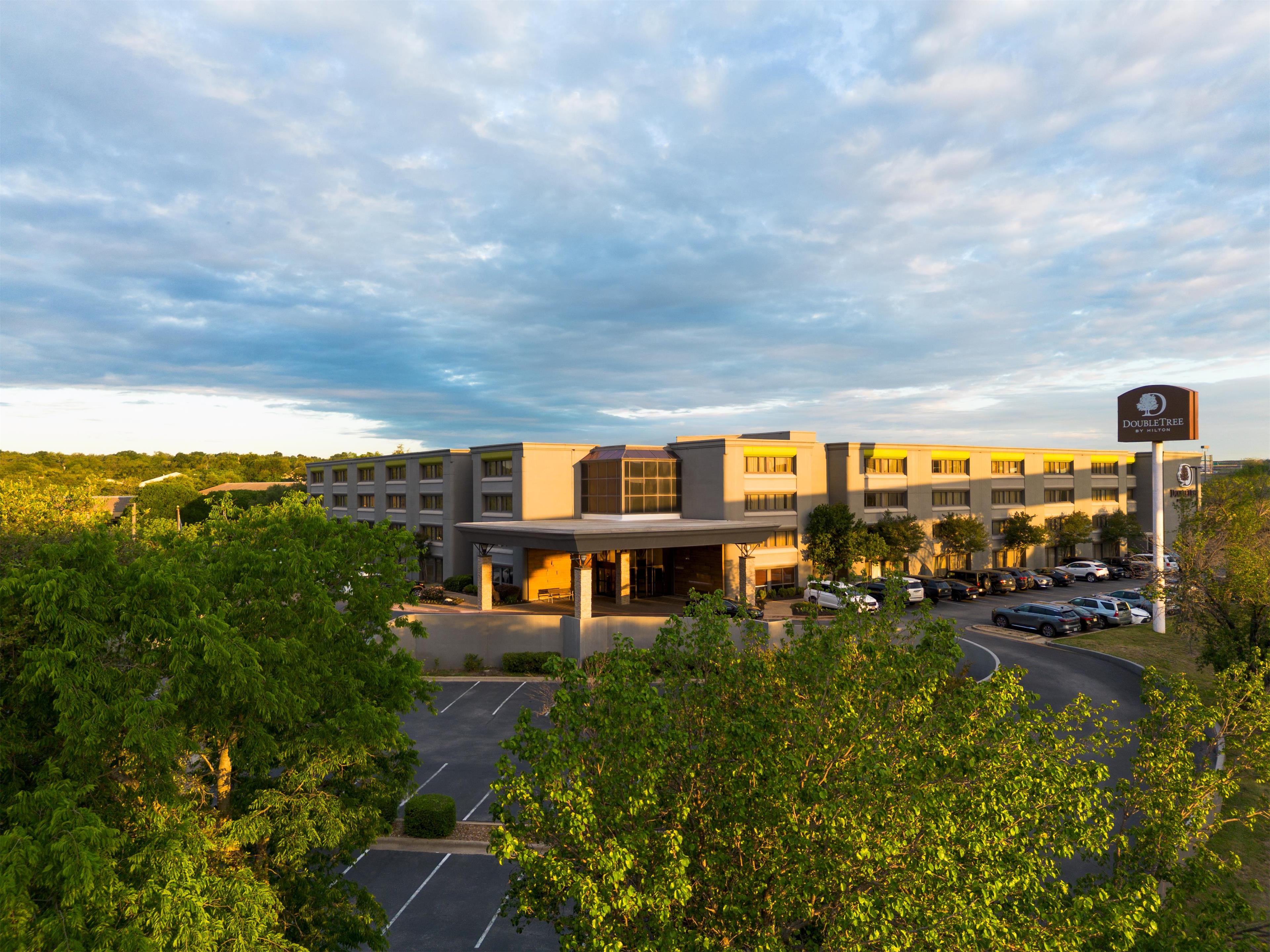 Exterior | DoubleTree by Hilton Hotel Austin Northwest Arboretum
