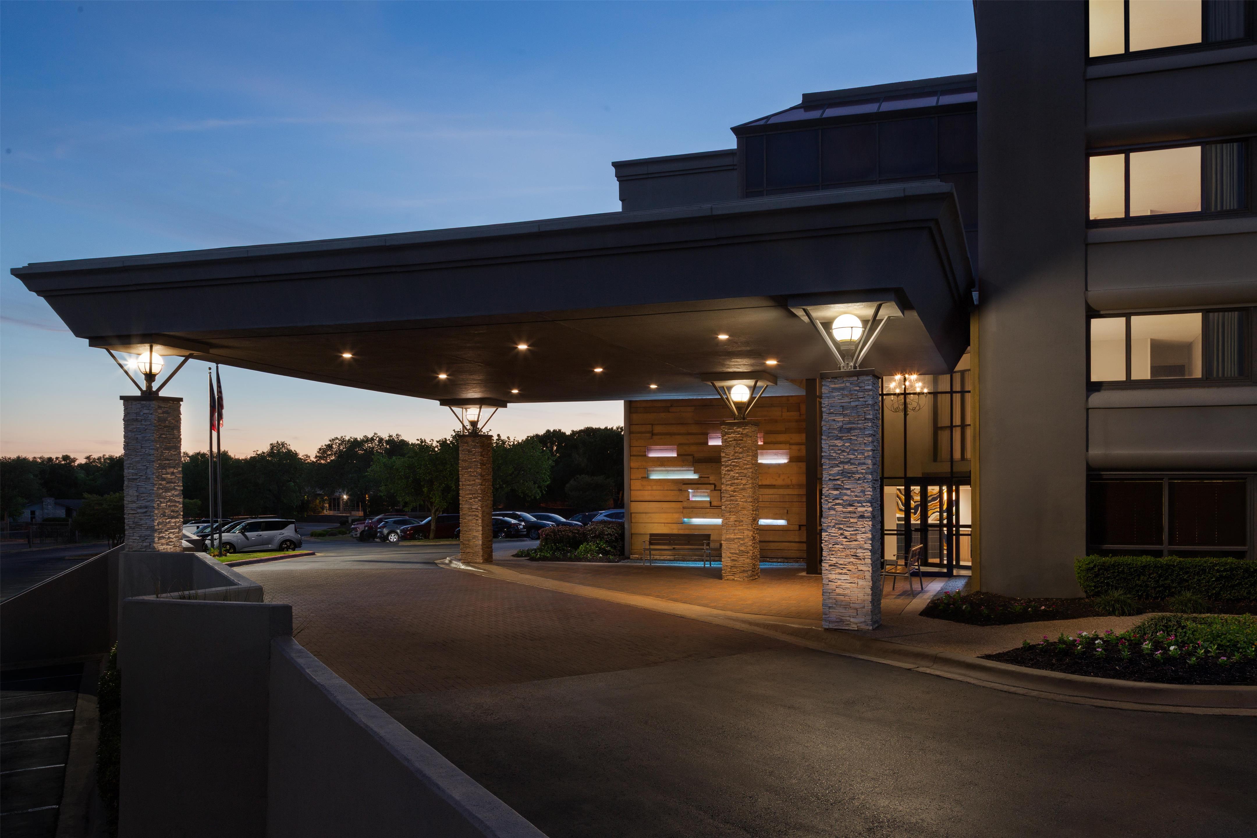 Exterior | DoubleTree by Hilton Hotel Austin Northwest Arboretum