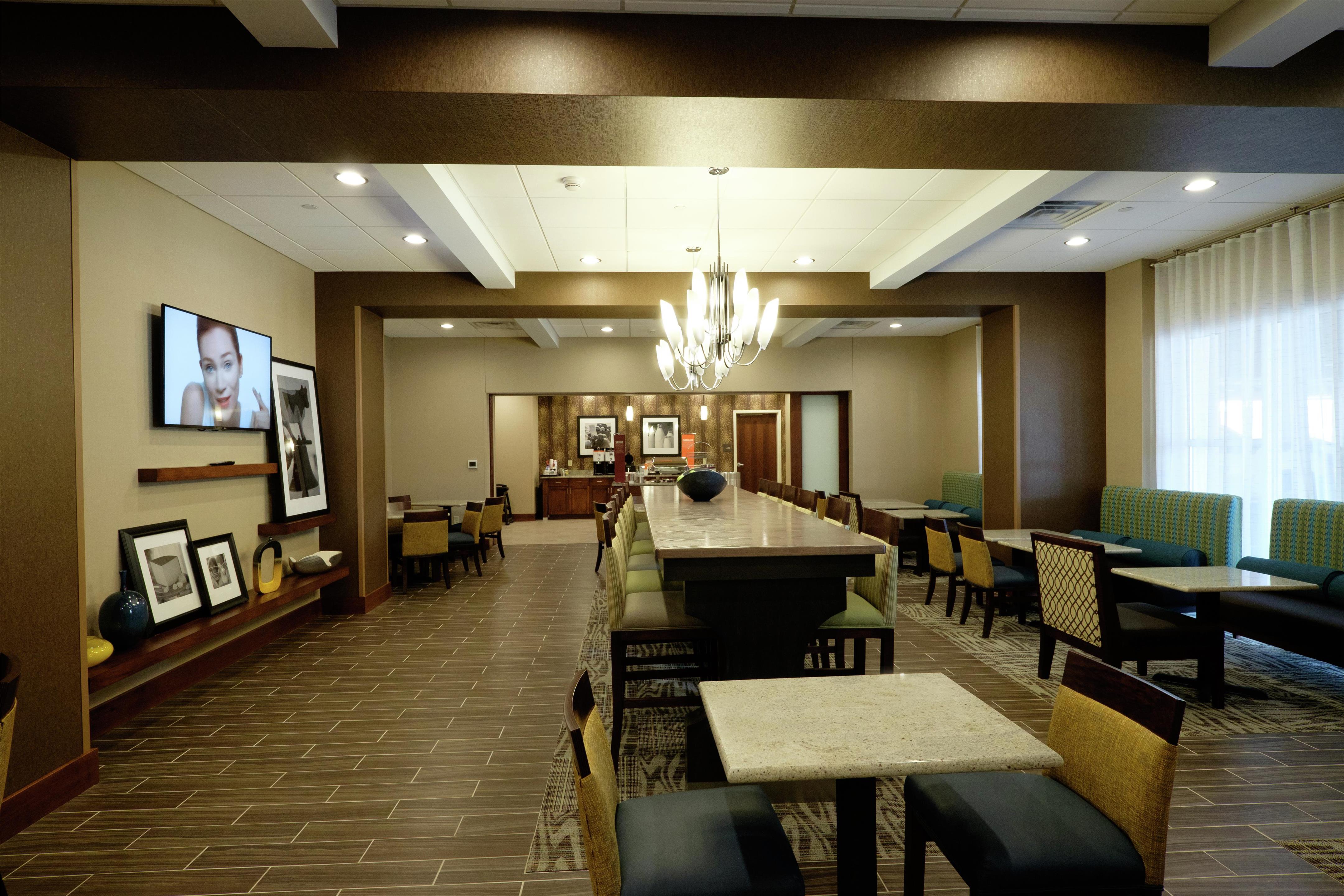 Breakfast Area | Hampton Inn Green Bay Downtown
