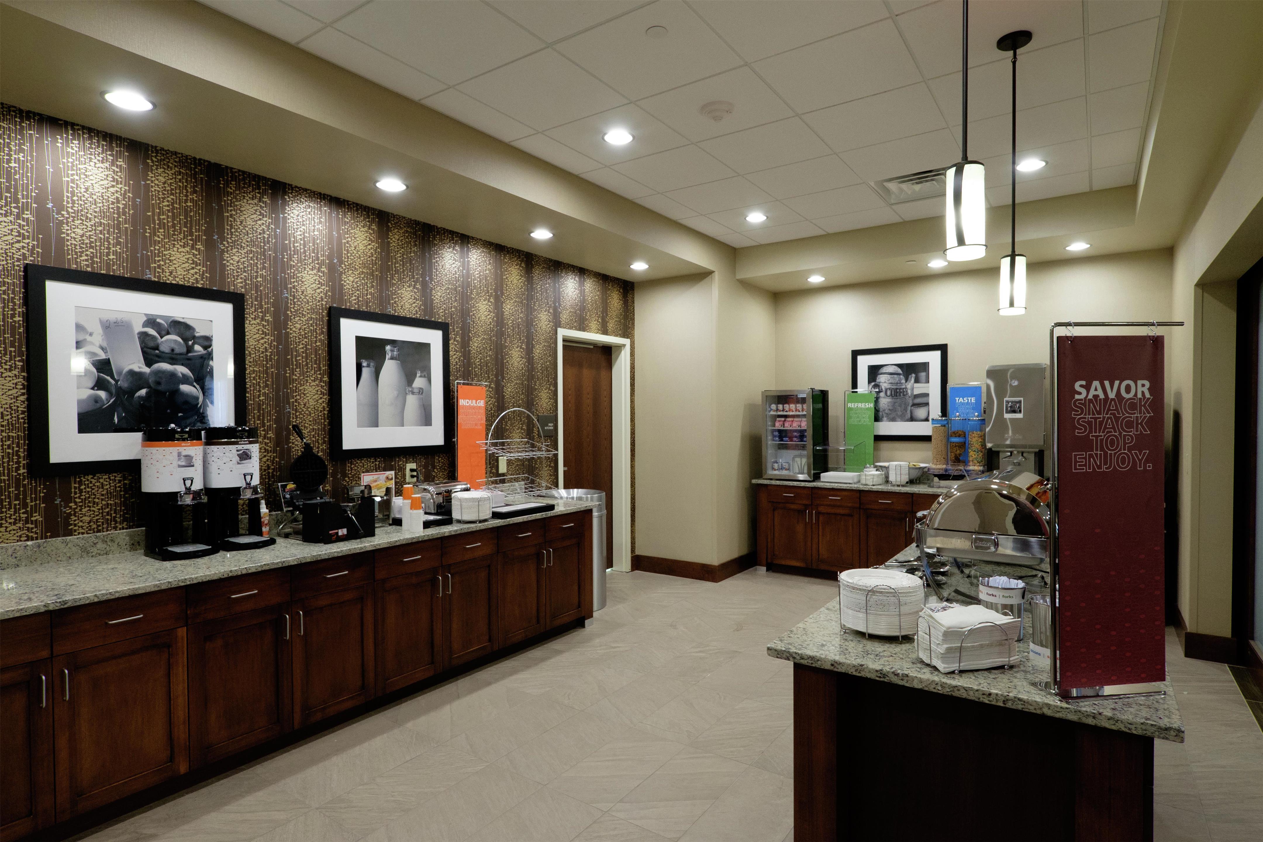 Breakfast Area | Hampton Inn Green Bay Downtown