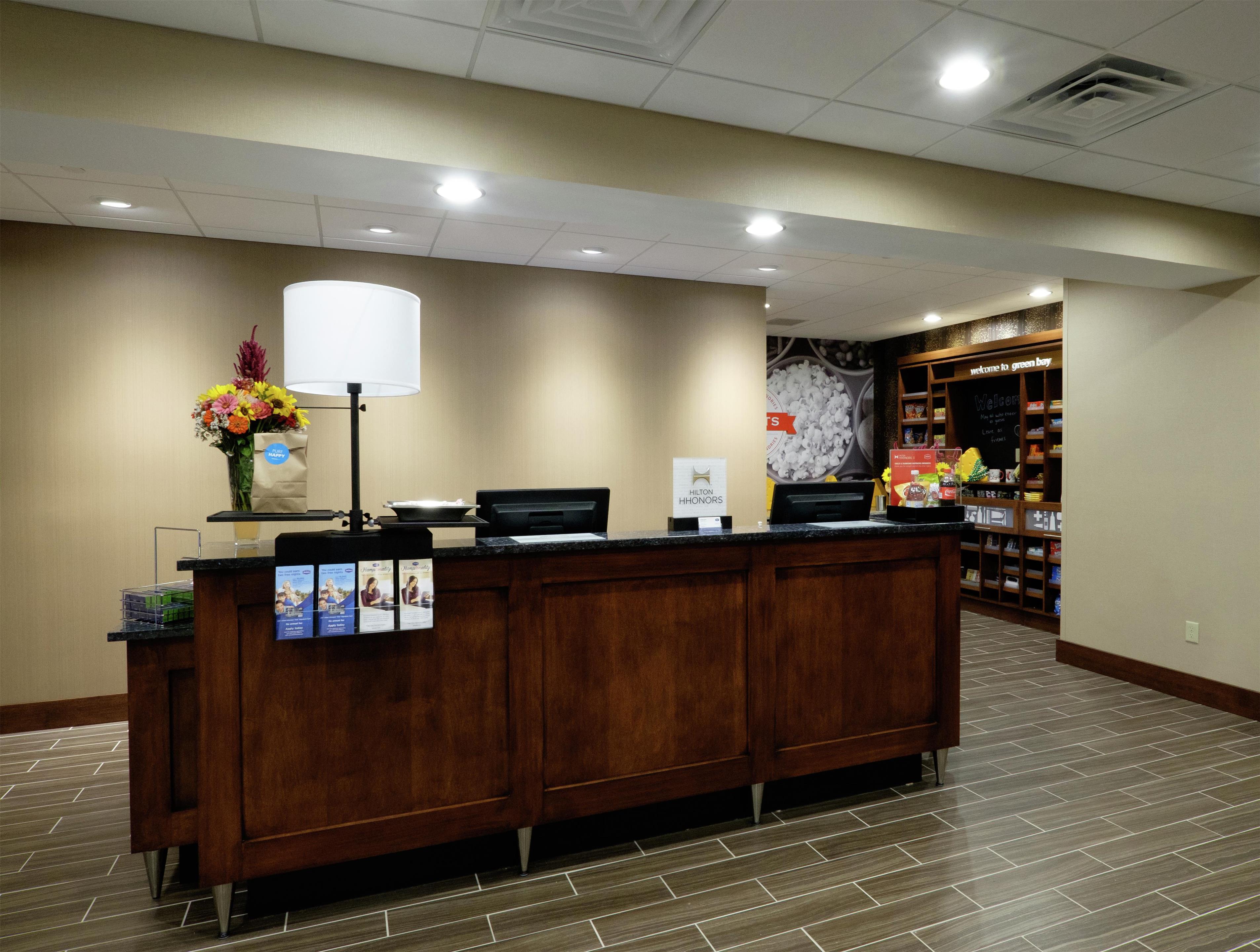 Reception | Hampton Inn Green Bay Downtown